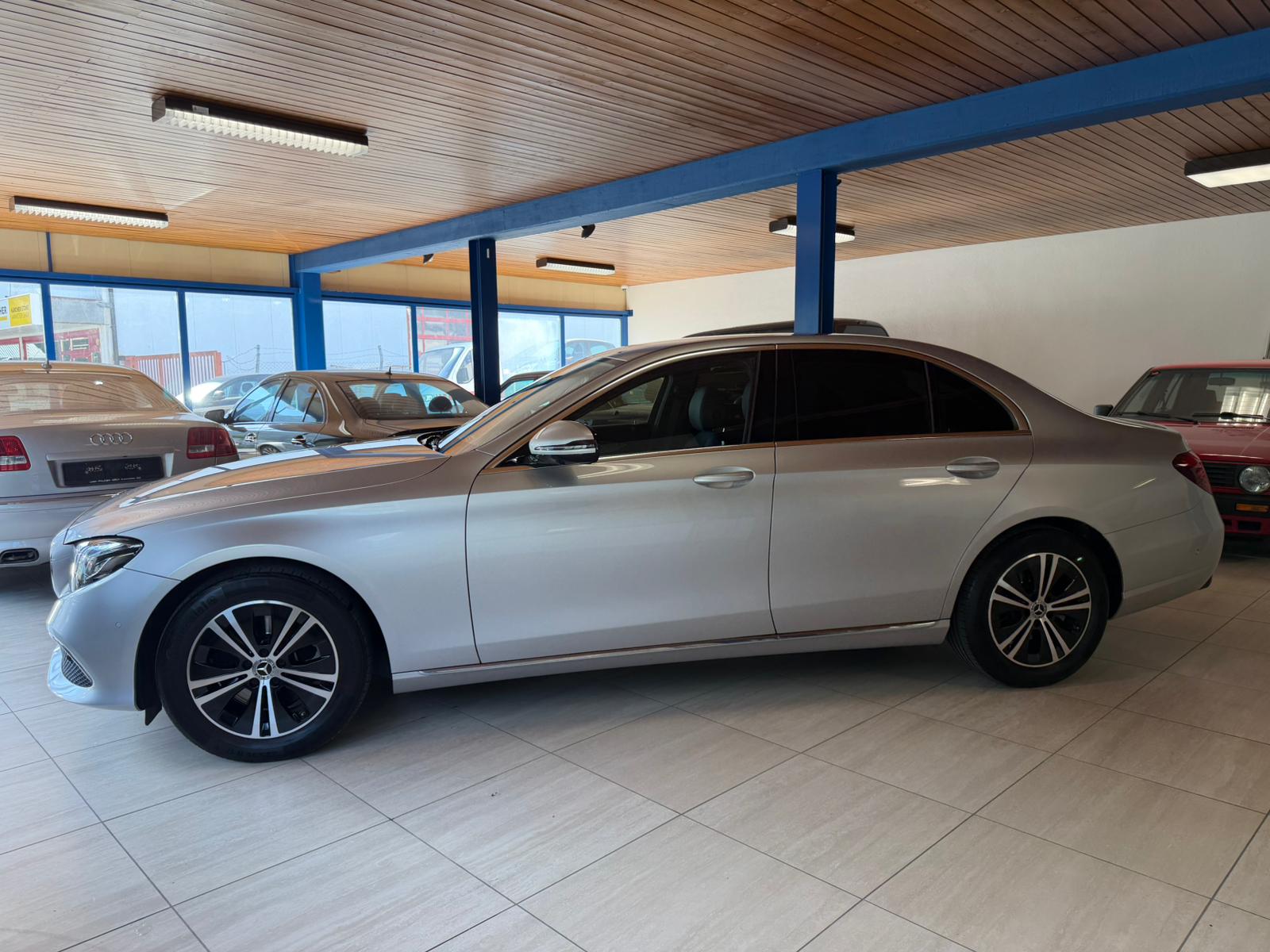 MERCEDES-BENZ E 200 Exclusive 4Matic 9G-Tronic-image-4