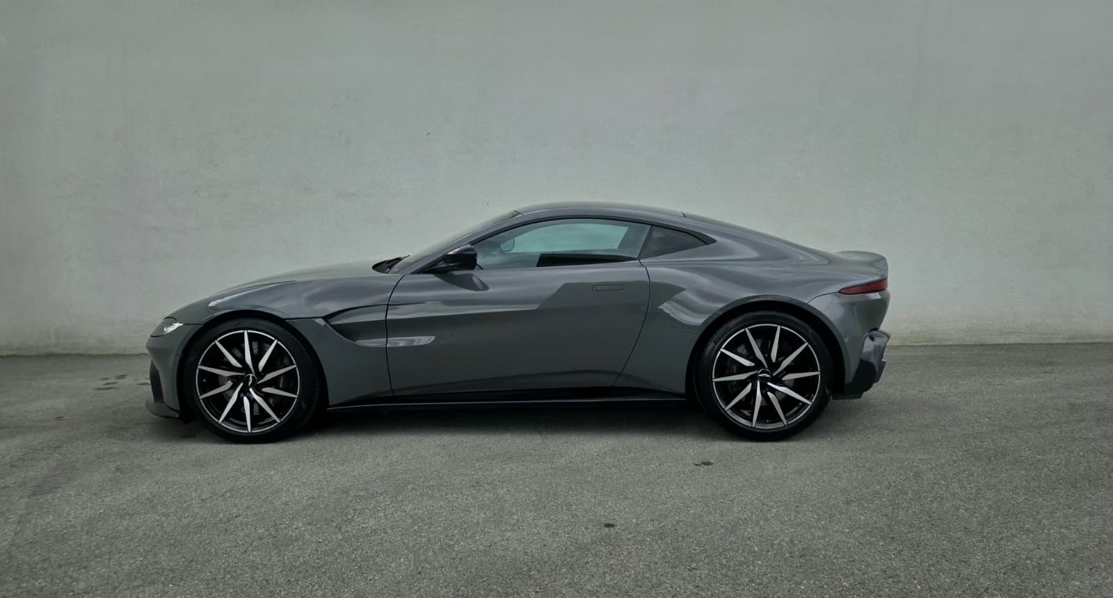 ASTON MARTIN V8 Vantage 4.0 Coupé-image-1