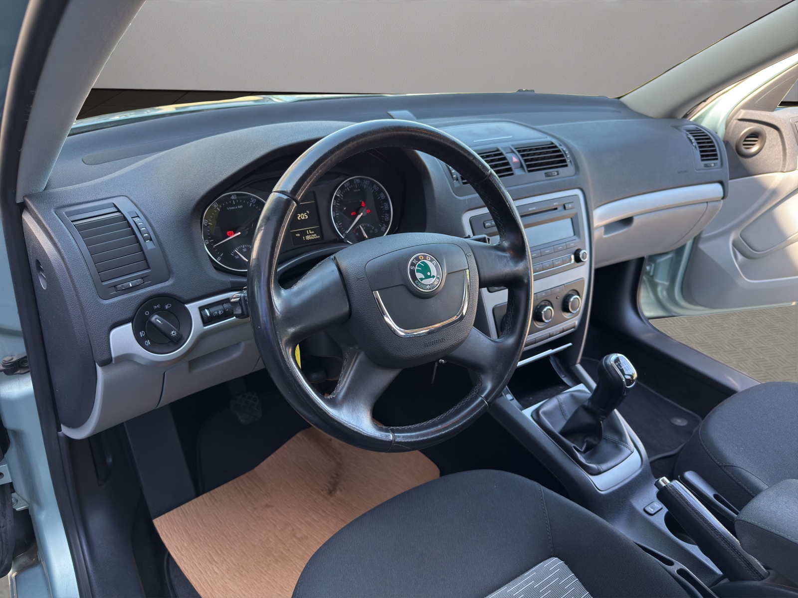 SKODA Octavia Combi 1.4 TSI Ambition-image-9