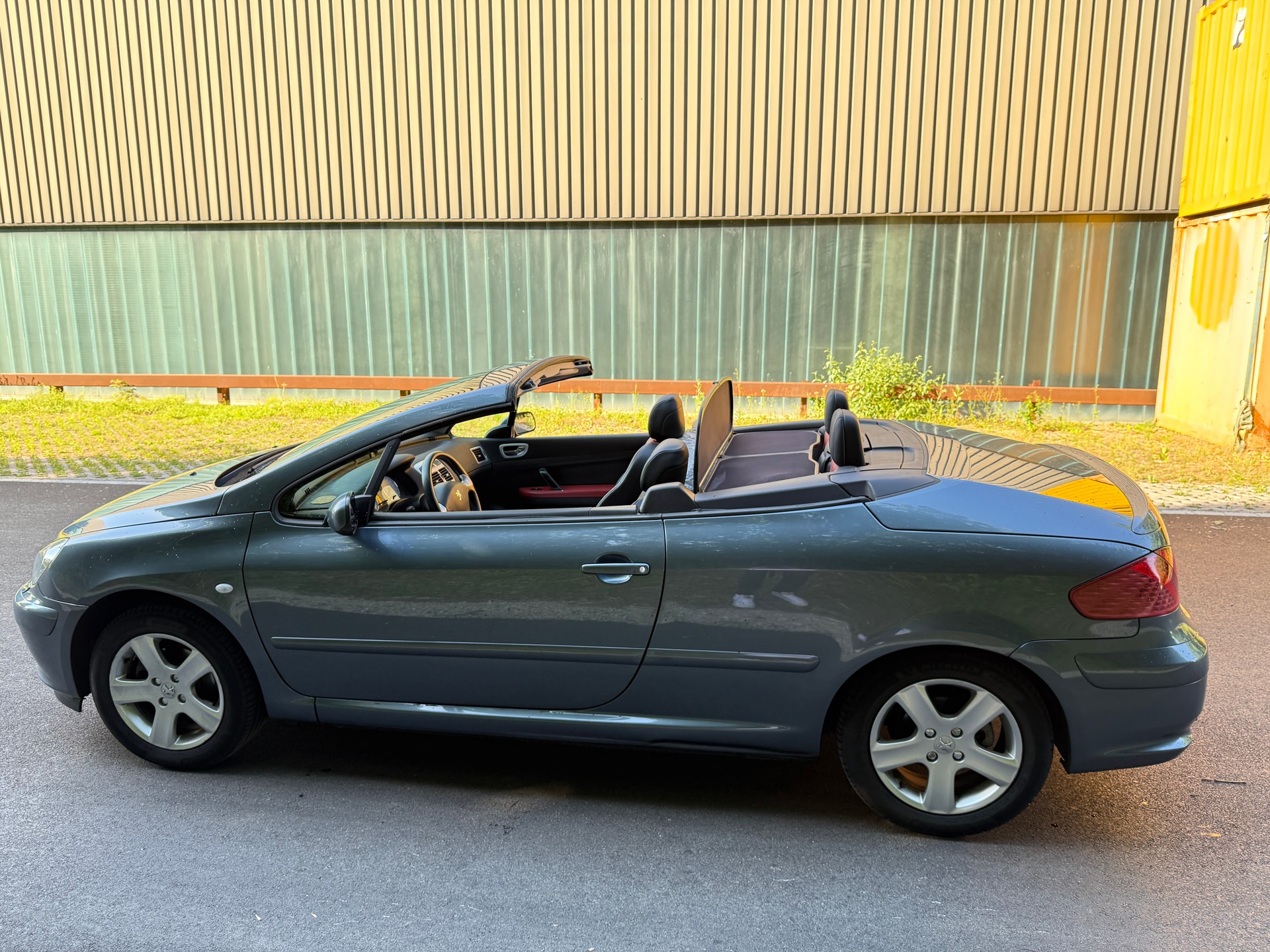 PEUGEOT Cabrio-showroom-element-3