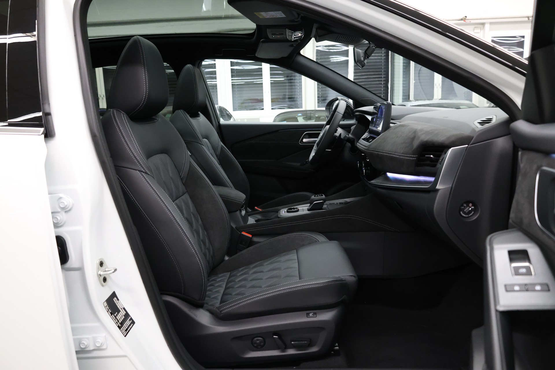 NISSAN Qashqai 1.3 DIG-T Tekna+ 4x4-image-15