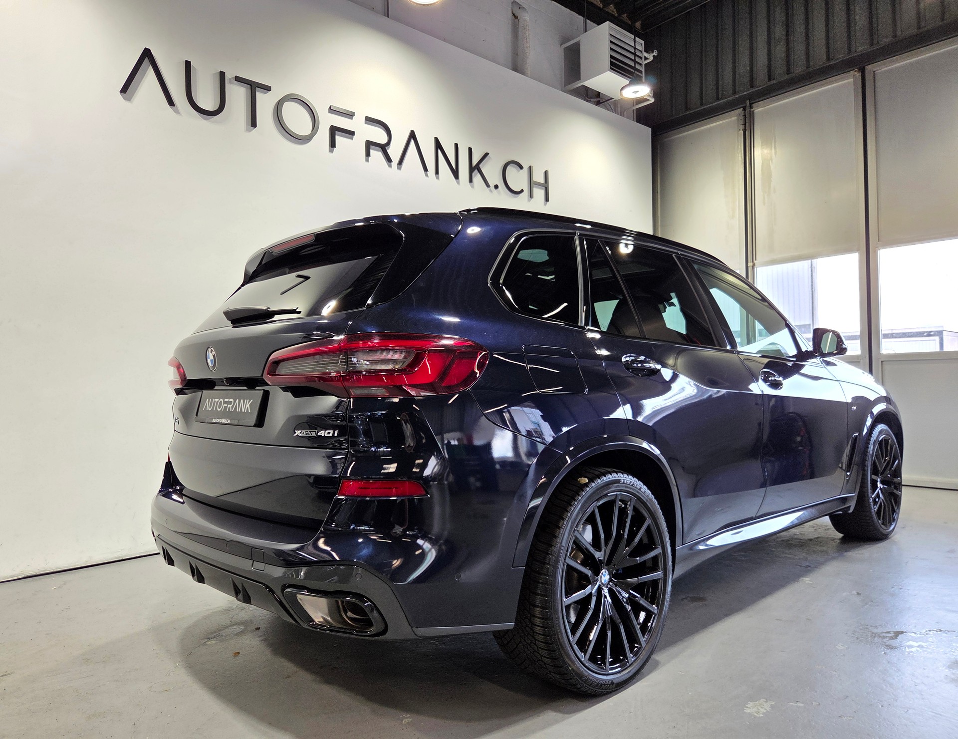BMW X5 40i xDrive M-Sport-showroom-element-2