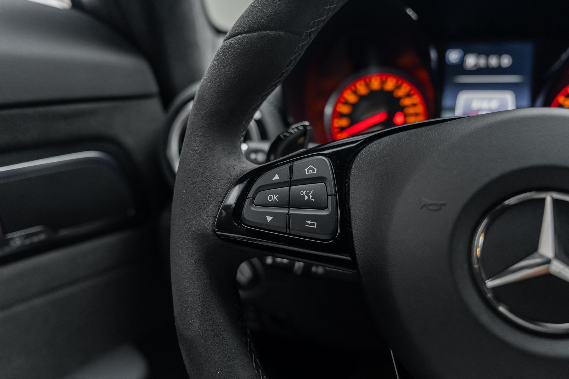 MERCEDES-BENZ AMG GT R Speedshift DCT-image-18