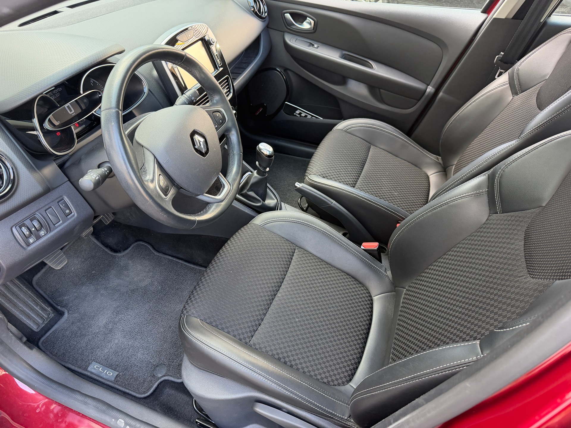 RENAULT Clio 1.2 TCe 120 Intens S/S-image-12