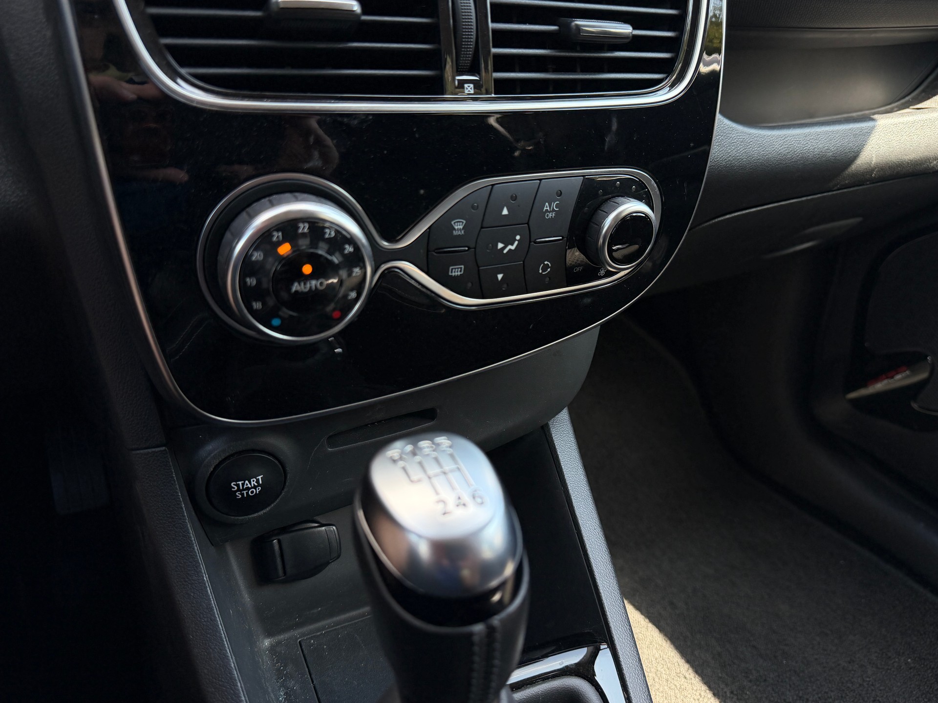 RENAULT Clio 1.2 TCe 120 Intens S/S-image-14