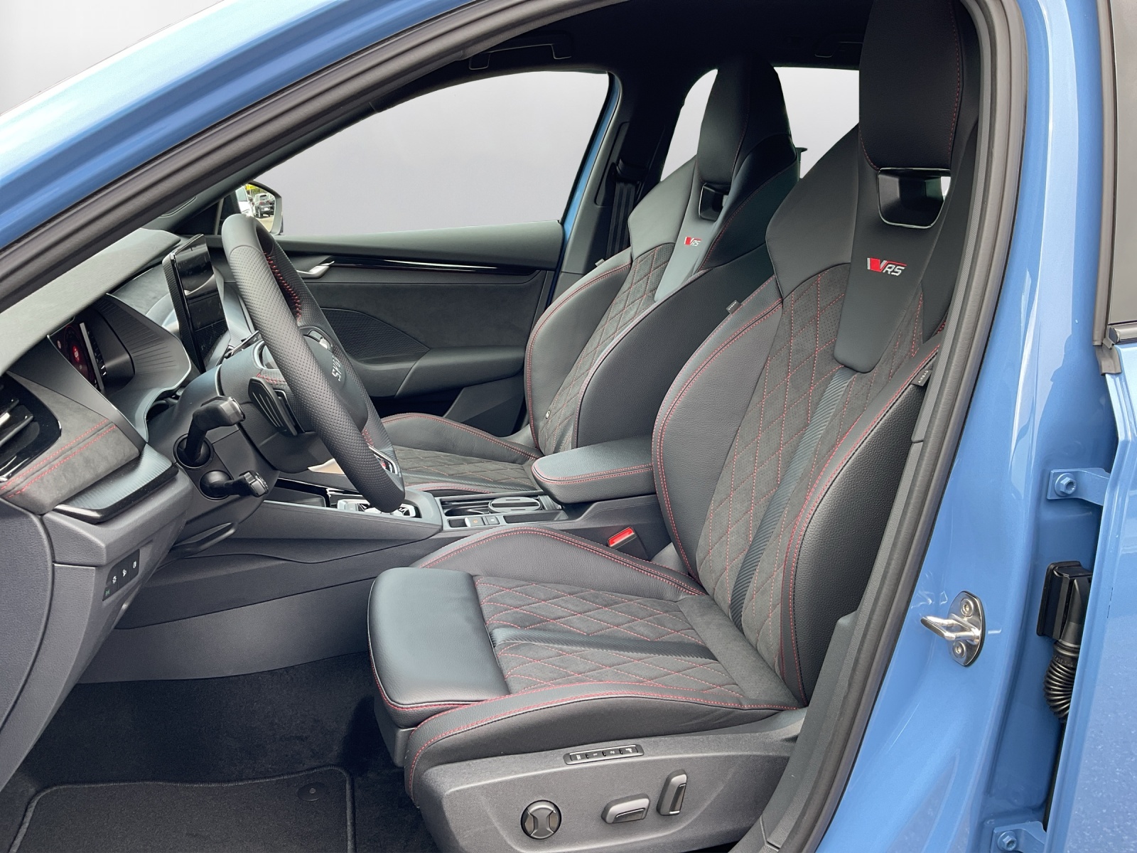 SKODA Octavia Combi 2.0 TSI DSG RS 30 Years Edition-image-9