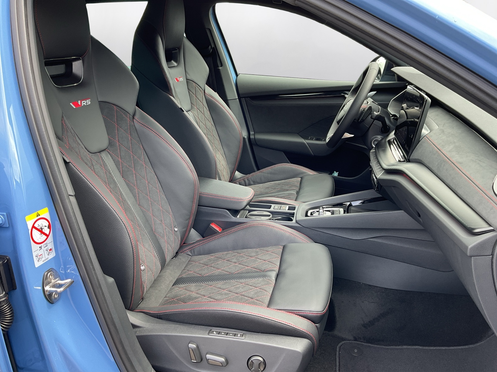 SKODA Octavia Combi 2.0 TSI DSG RS 30 Years Edition-image-13
