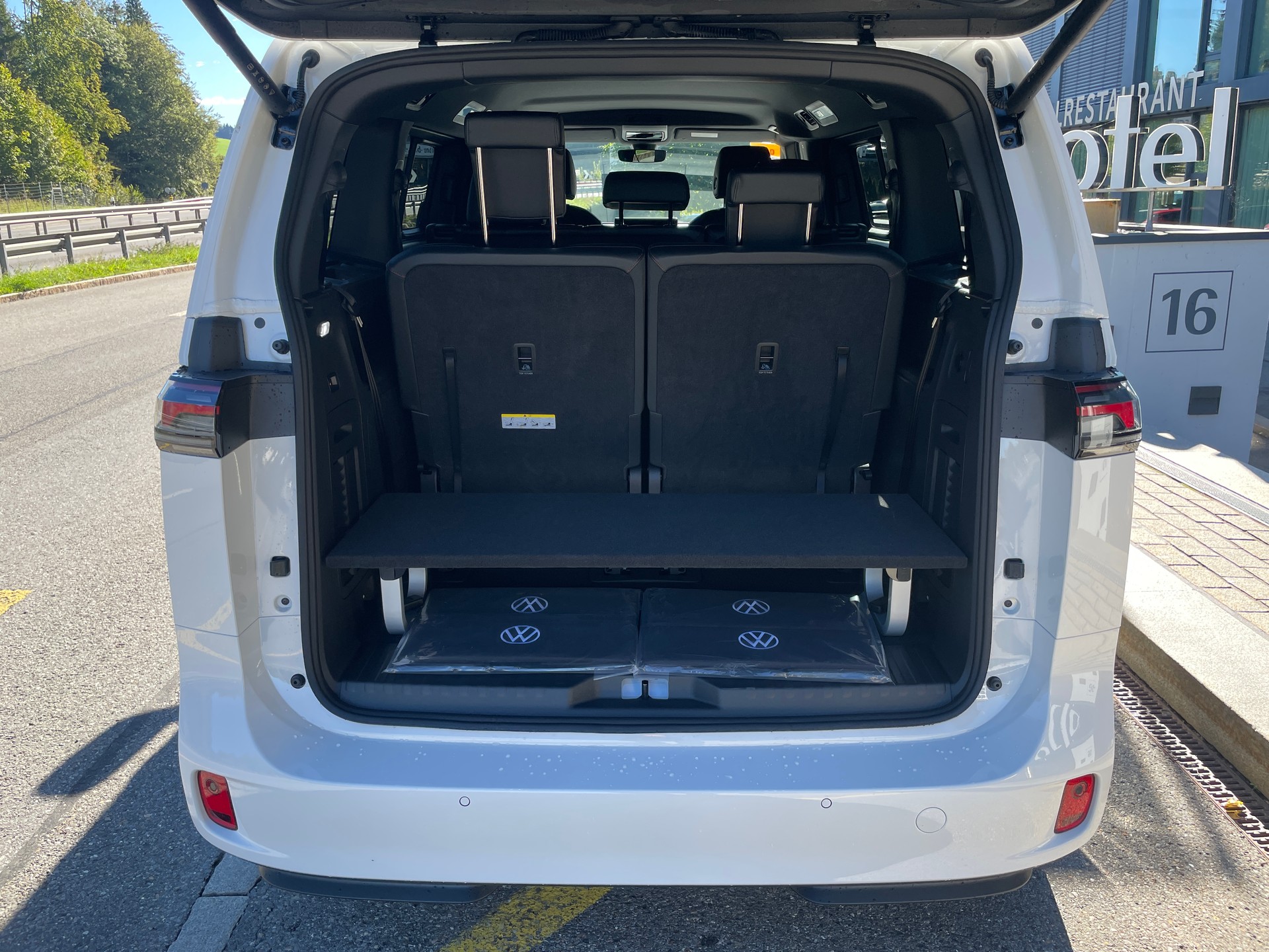 VW ID.Buzz LWB GTX 4 Motion, 7-Sitzer-image-6