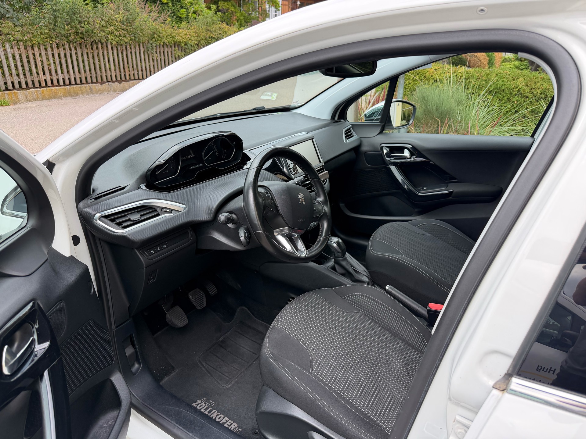 PEUGEOT 1.2 PureTech Allure S/S-image-2