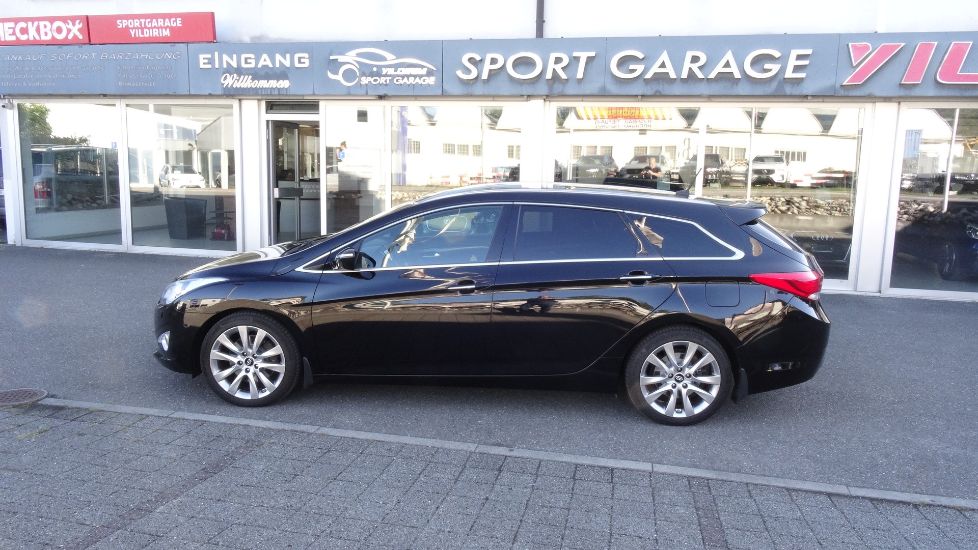 HYUNDAI i40 Wagon 2.0 GDi Style Automatic-image-6