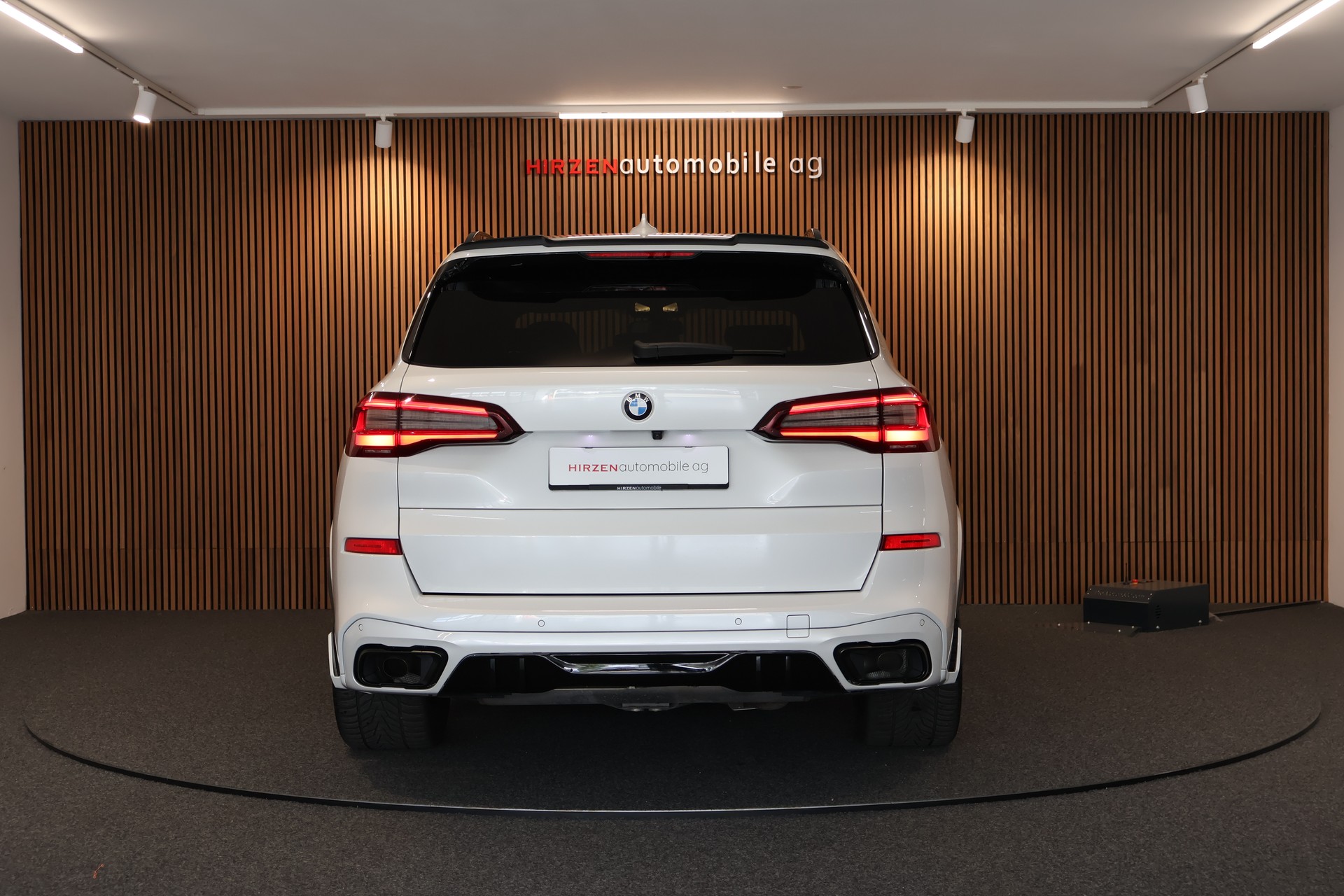 BMW X5 xDrive45e M Sport Steptronic-showroom-element-3
