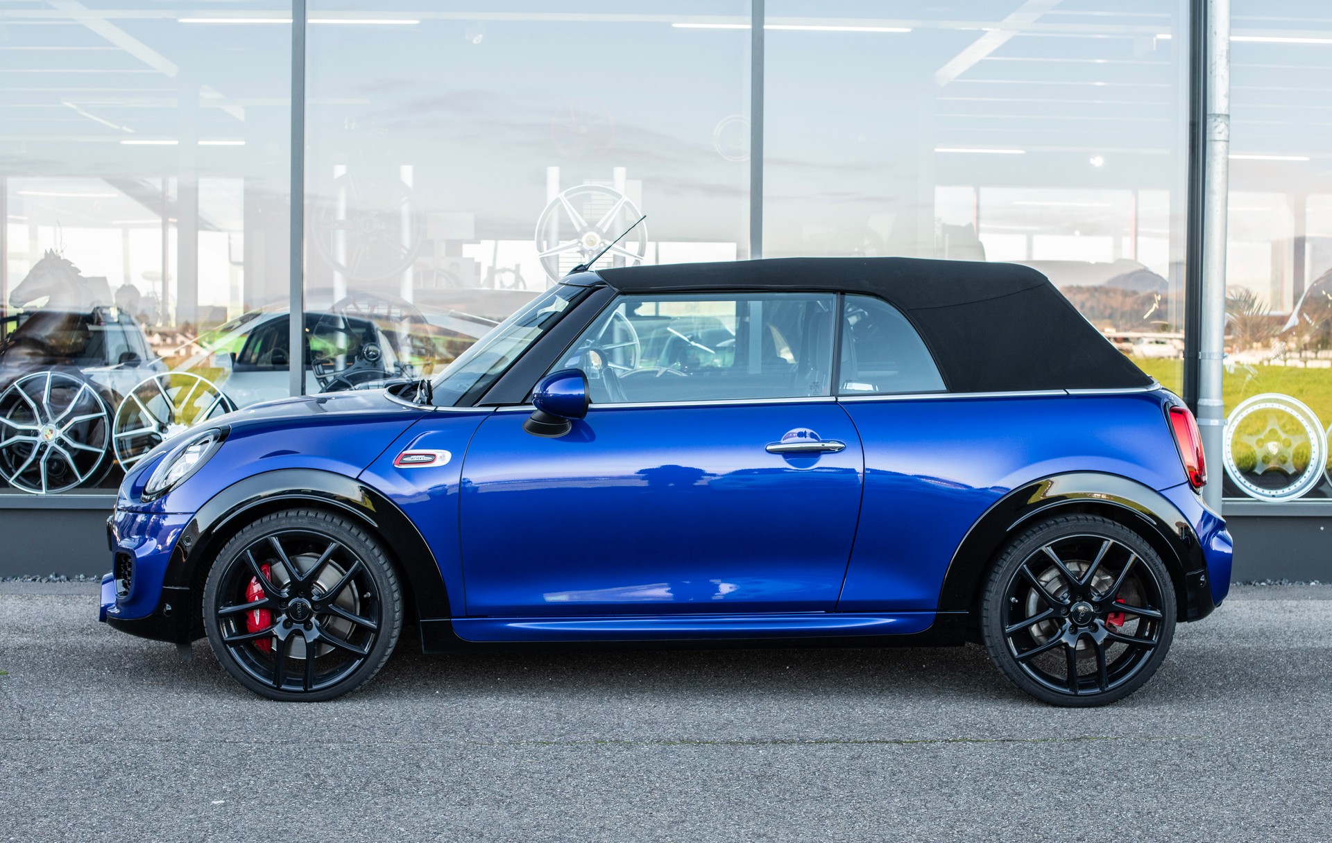 MINI Cooper JCW Cabriolet-showroom-element-1