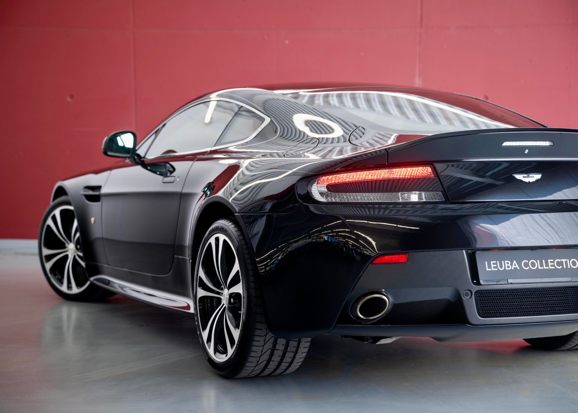 ASTON MARTIN V12 Vantage 5.9 Carbon Black Edition Manual (Swiss car, 1 of 230, Mint condition, full Aston Martin service history)-image-9