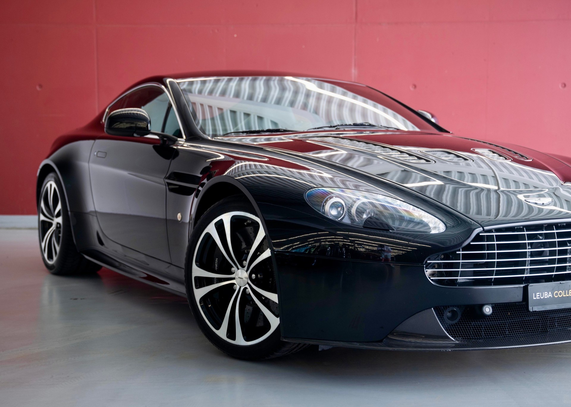 ASTON MARTIN V12 Vantage 5.9 Carbon Black Edition Manual (Swiss car, 1 of 230, Mint condition, full Aston Martin service history)-image-8