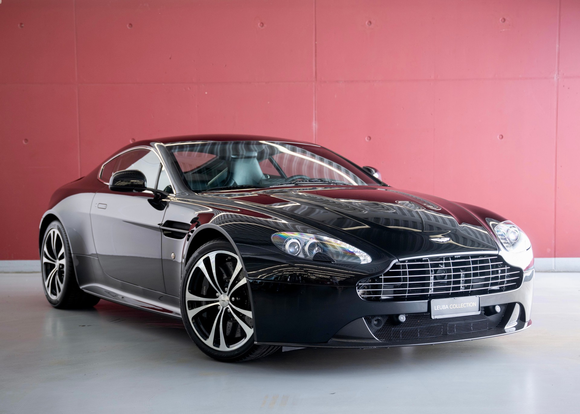 ASTON MARTIN V12 Vantage 5.9 Carbon Black Edition Manual (Swiss car, 1 of 230, Mint condition, full Aston Martin service history)