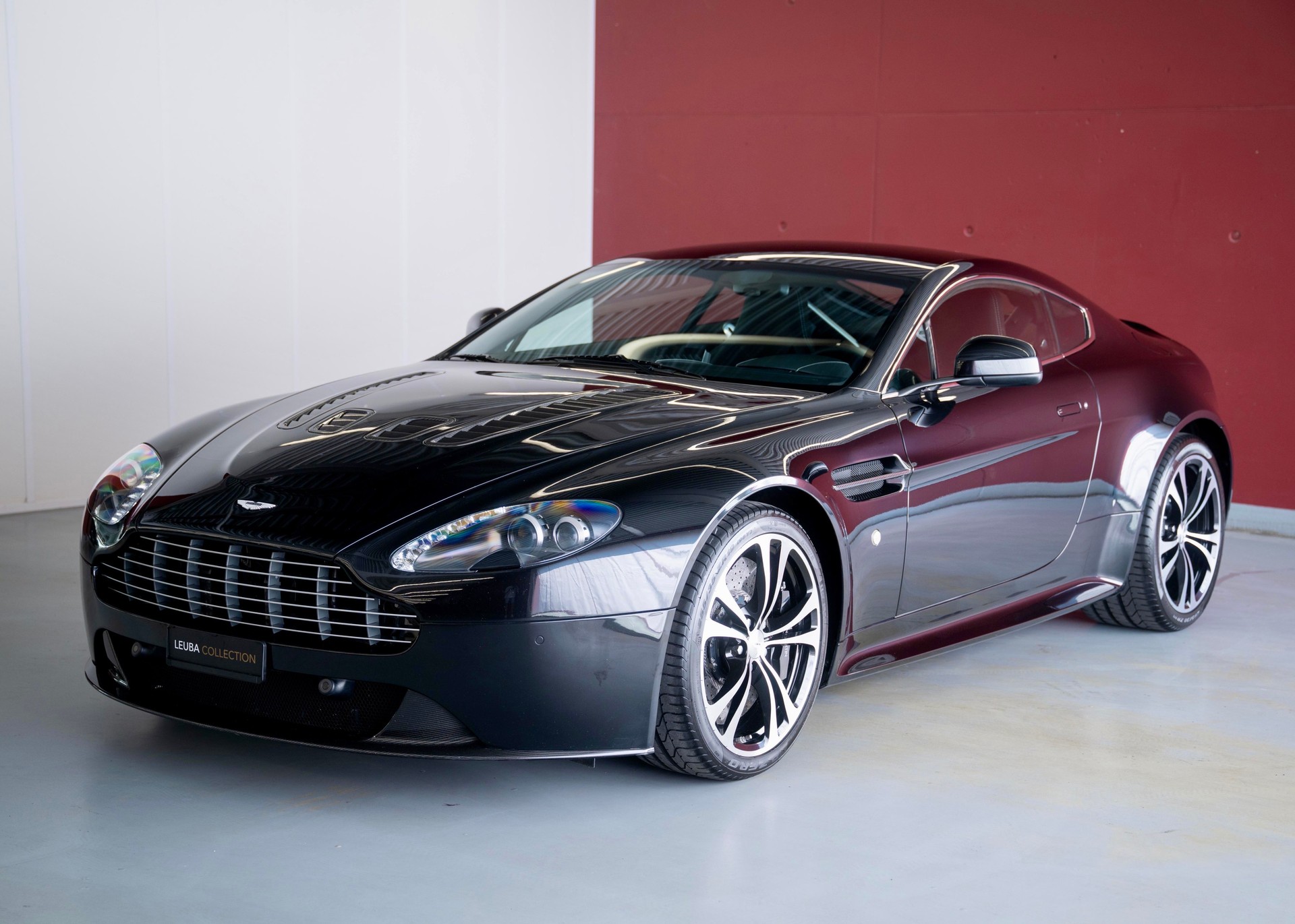 ASTON MARTIN V12 Vantage 5.9 Carbon Black Edition Manual (Swiss car, 1 of 230, Mint condition, full Aston Martin service history)-image-4