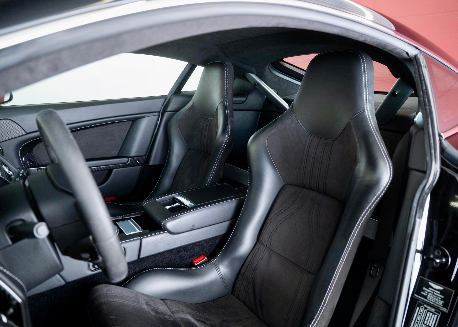 ASTON MARTIN V12 Vantage 5.9 Carbon Black Edition Manual (Swiss car, 1 of 230, Mint condition, full Aston Martin service history)-image-20