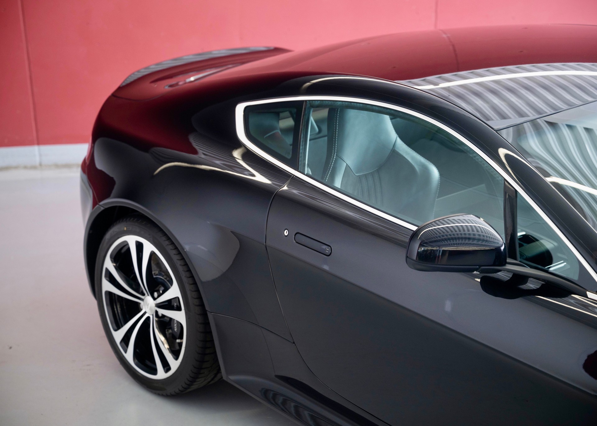 ASTON MARTIN V12 Vantage 5.9 Carbon Black Edition Manual (Swiss car, 1 of 230, Mint condition, full Aston Martin service history)-image-11