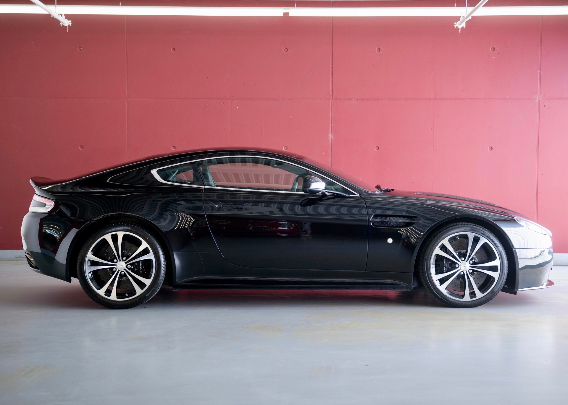 ASTON MARTIN V12 Vantage 5.9 Carbon Black Edition Manual (Swiss car, 1 of 230, Mint condition, full Aston Martin service history)-image-6