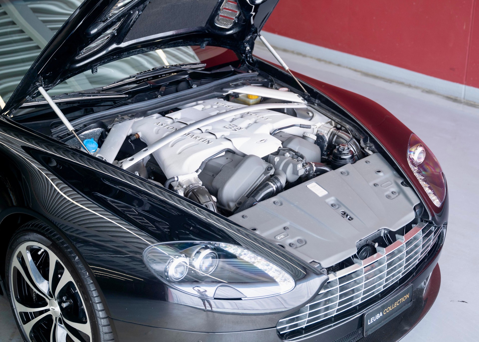 ASTON MARTIN V12 Vantage 5.9 Carbon Black Edition Manual (Swiss car, 1 of 230, Mint condition, full Aston Martin service history)-image-14
