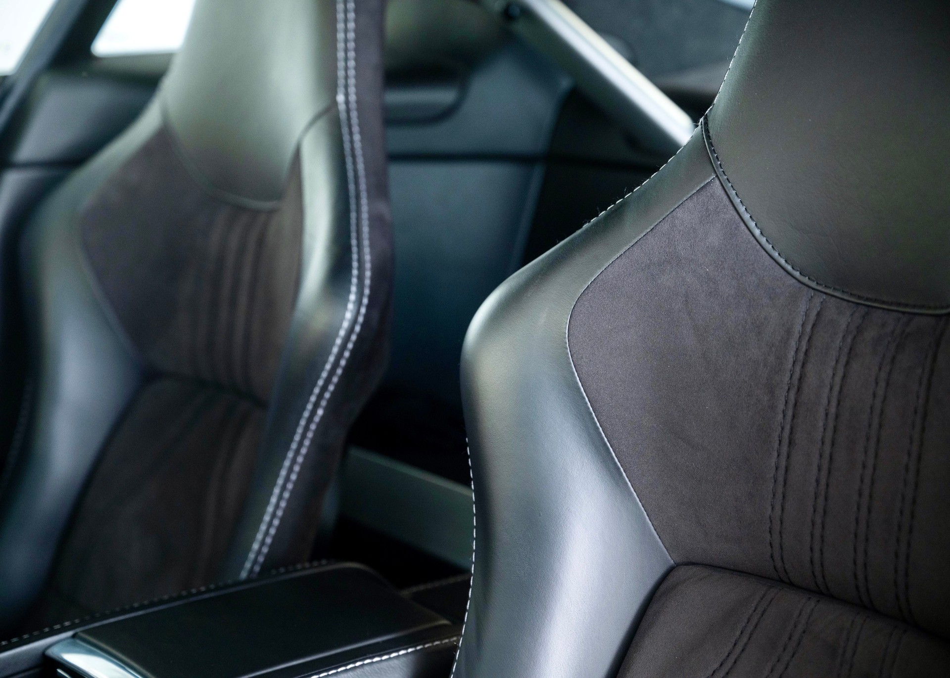 ASTON MARTIN V12 Vantage 5.9 Carbon Black Edition Manual (Swiss car, 1 of 230, Mint condition, full Aston Martin service history)-image-22