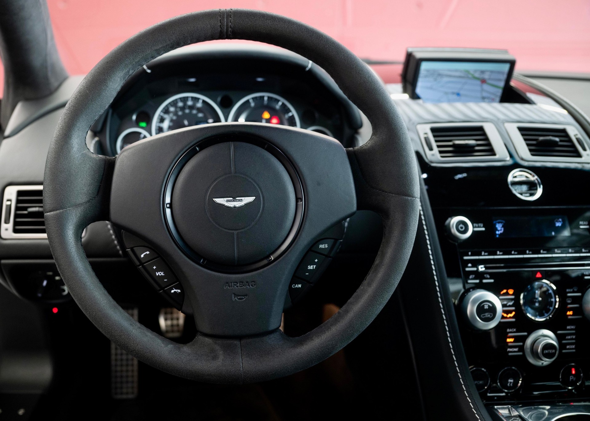 ASTON MARTIN V12 Vantage 5.9 Carbon Black Edition Manual (Swiss car, 1 of 230, Mint condition, full Aston Martin service history)-image-16