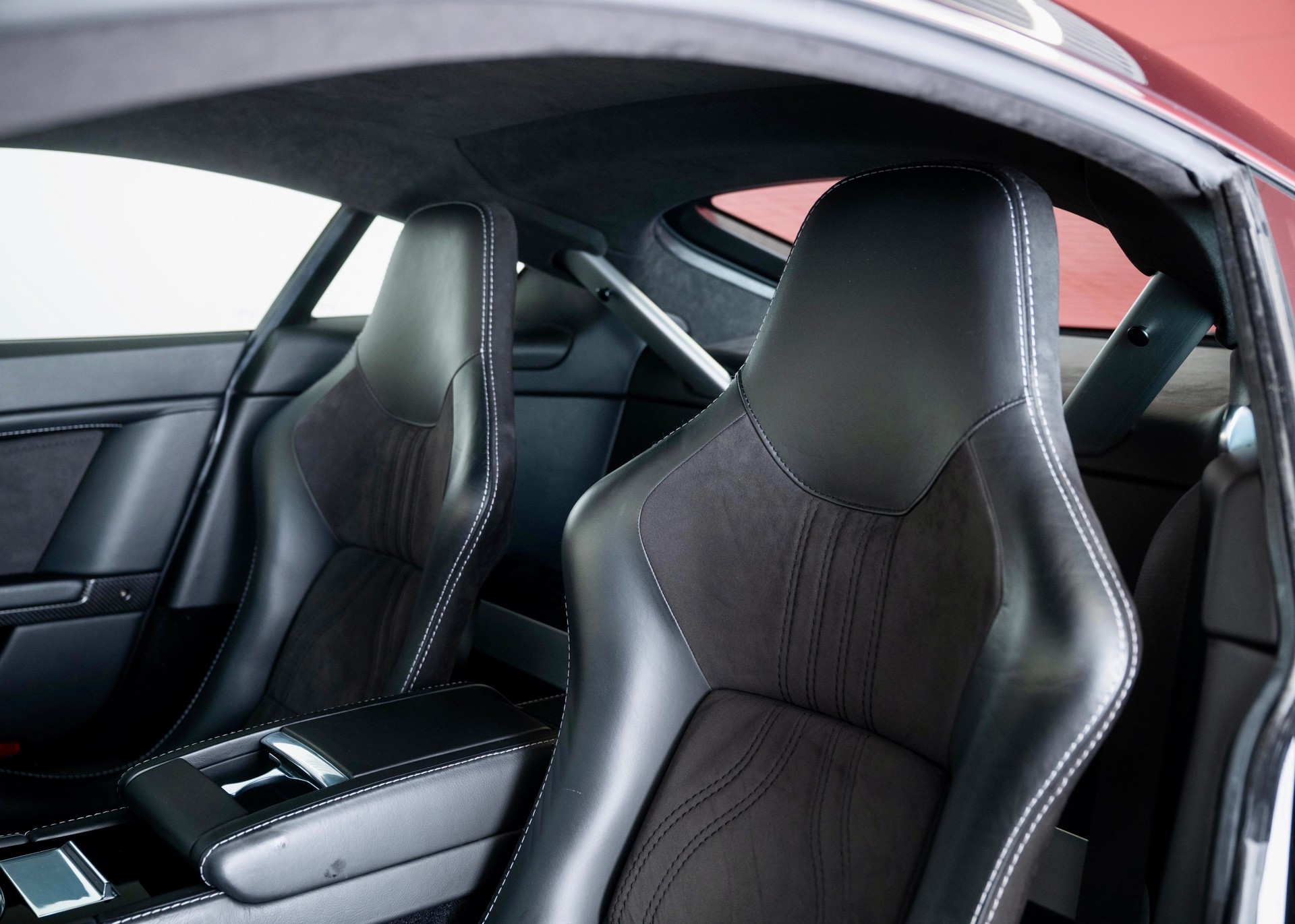 ASTON MARTIN V12 Vantage 5.9 Carbon Black Edition Manual (Swiss car, 1 of 230, Mint condition, full Aston Martin service history)-image-21