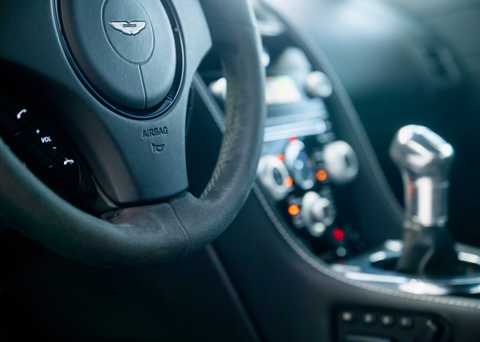 ASTON MARTIN V12 Vantage 5.9 Carbon Black Edition Manual (Swiss car, 1 of 230, Mint condition, full Aston Martin service history)-image-26