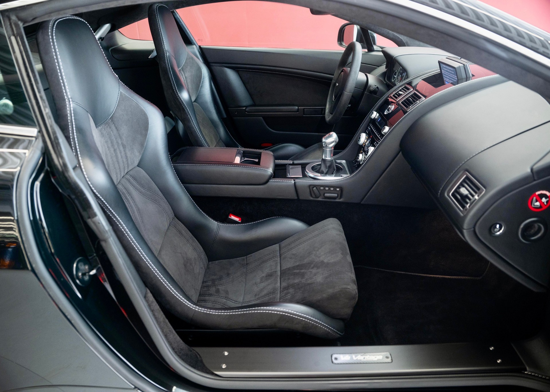 ASTON MARTIN V12 Vantage 5.9 Carbon Black Edition Manual (Swiss car, 1 of 230, Mint condition, full Aston Martin service history)-image-23