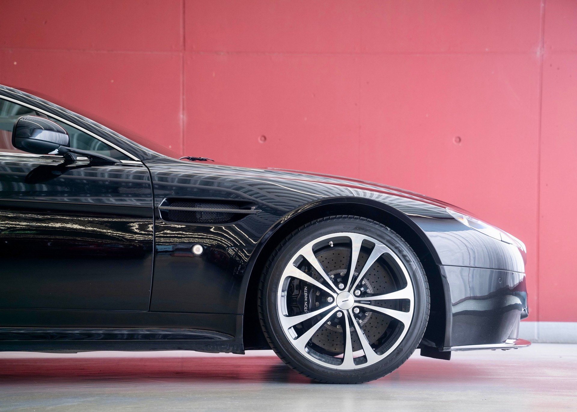 ASTON MARTIN V12 Vantage 5.9 Carbon Black Edition Manual (Swiss car, 1 of 230, Mint condition, full Aston Martin service history)-image-7