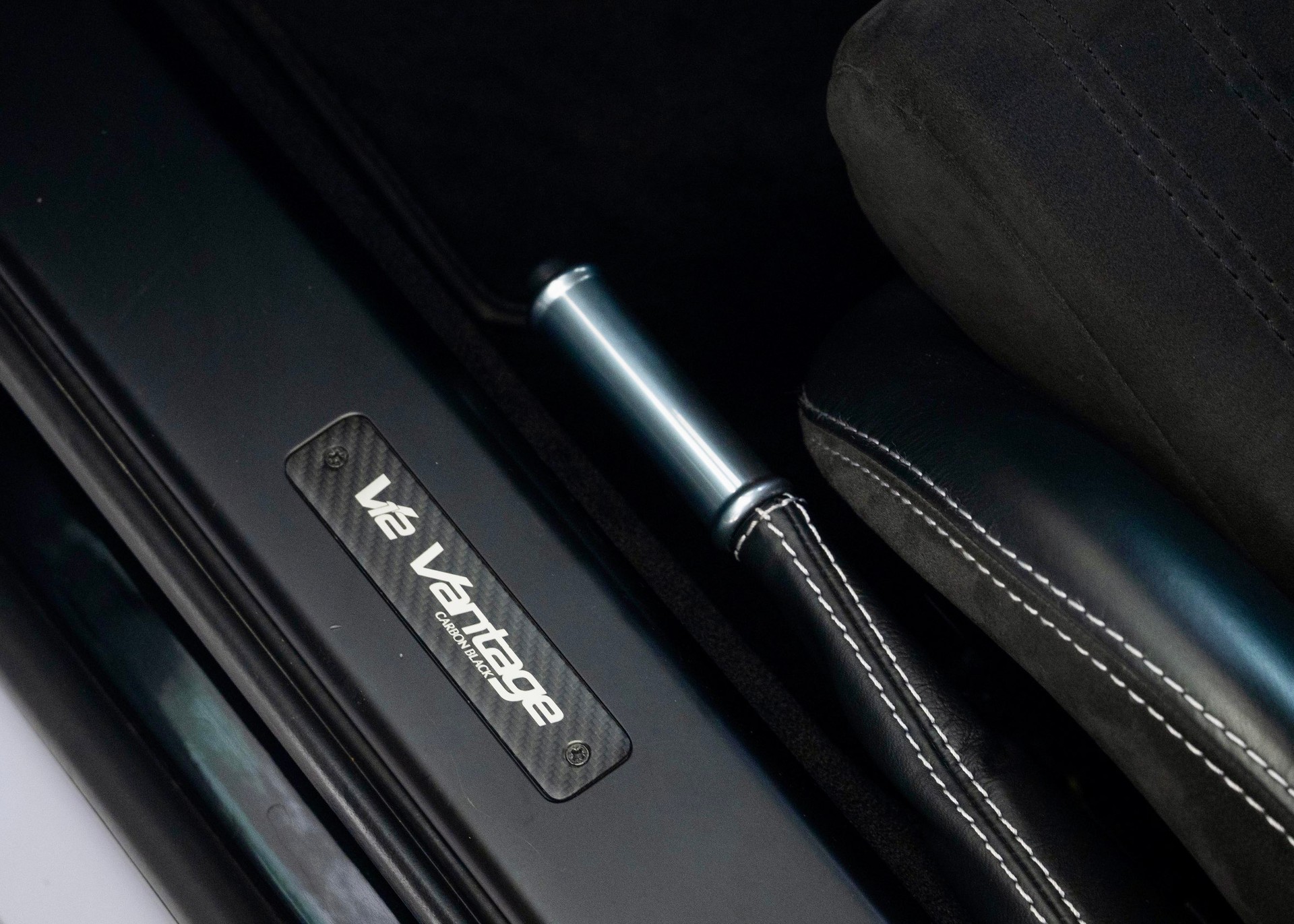ASTON MARTIN V12 Vantage 5.9 Carbon Black Edition Manual (Swiss car, 1 of 230, Mint condition, full Aston Martin service history)-image-30