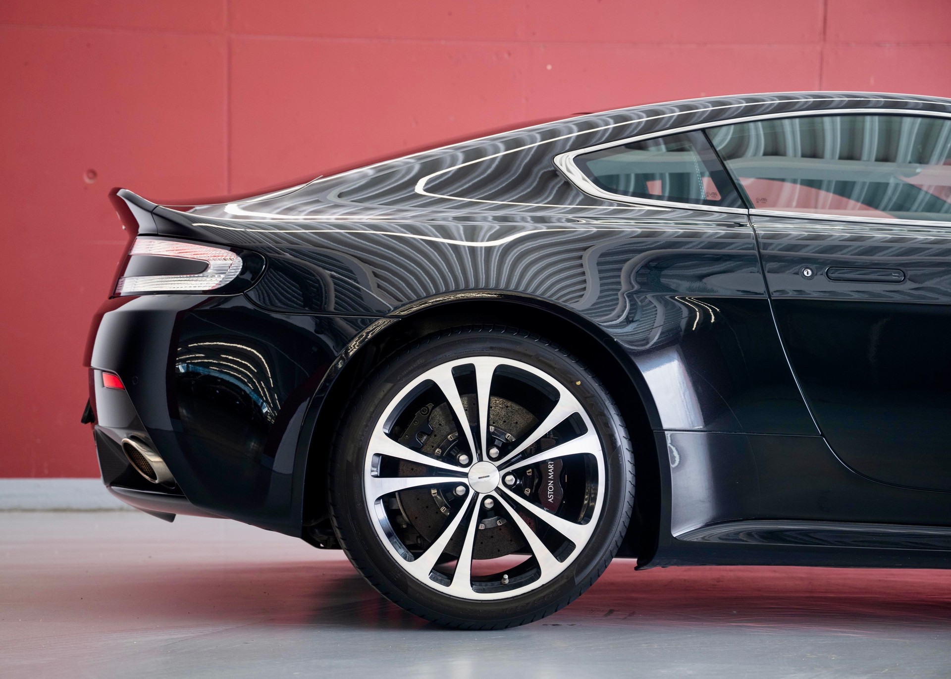 ASTON MARTIN V12 Vantage 5.9 Carbon Black Edition Manual (Swiss car, 1 of 230, Mint condition, full Aston Martin service history)-image-15