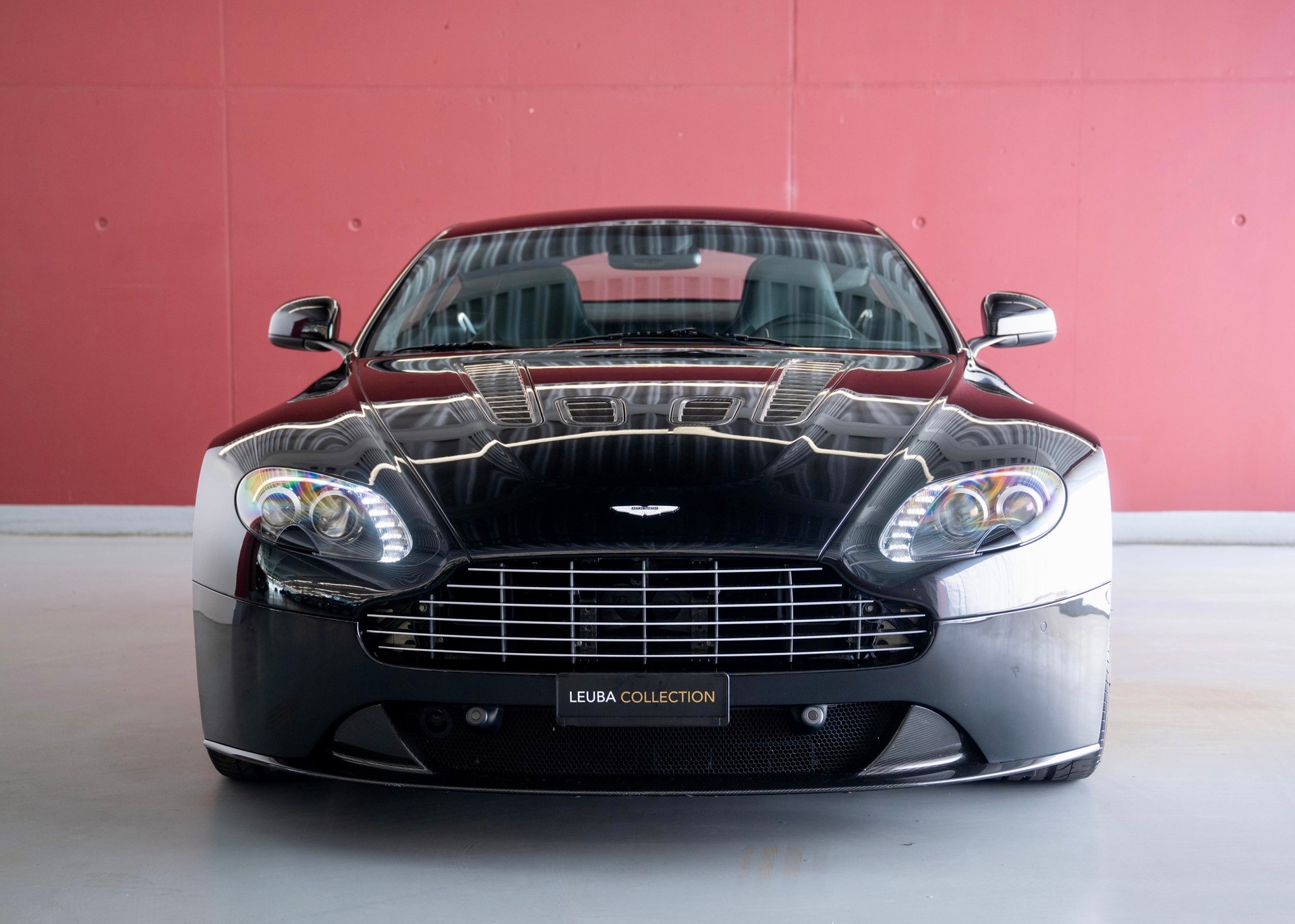ASTON MARTIN V12 Vantage 5.9 Carbon Black Edition Manual (Swiss car, 1 of 230, Mint condition, full Aston Martin service history)-showroom-element-2