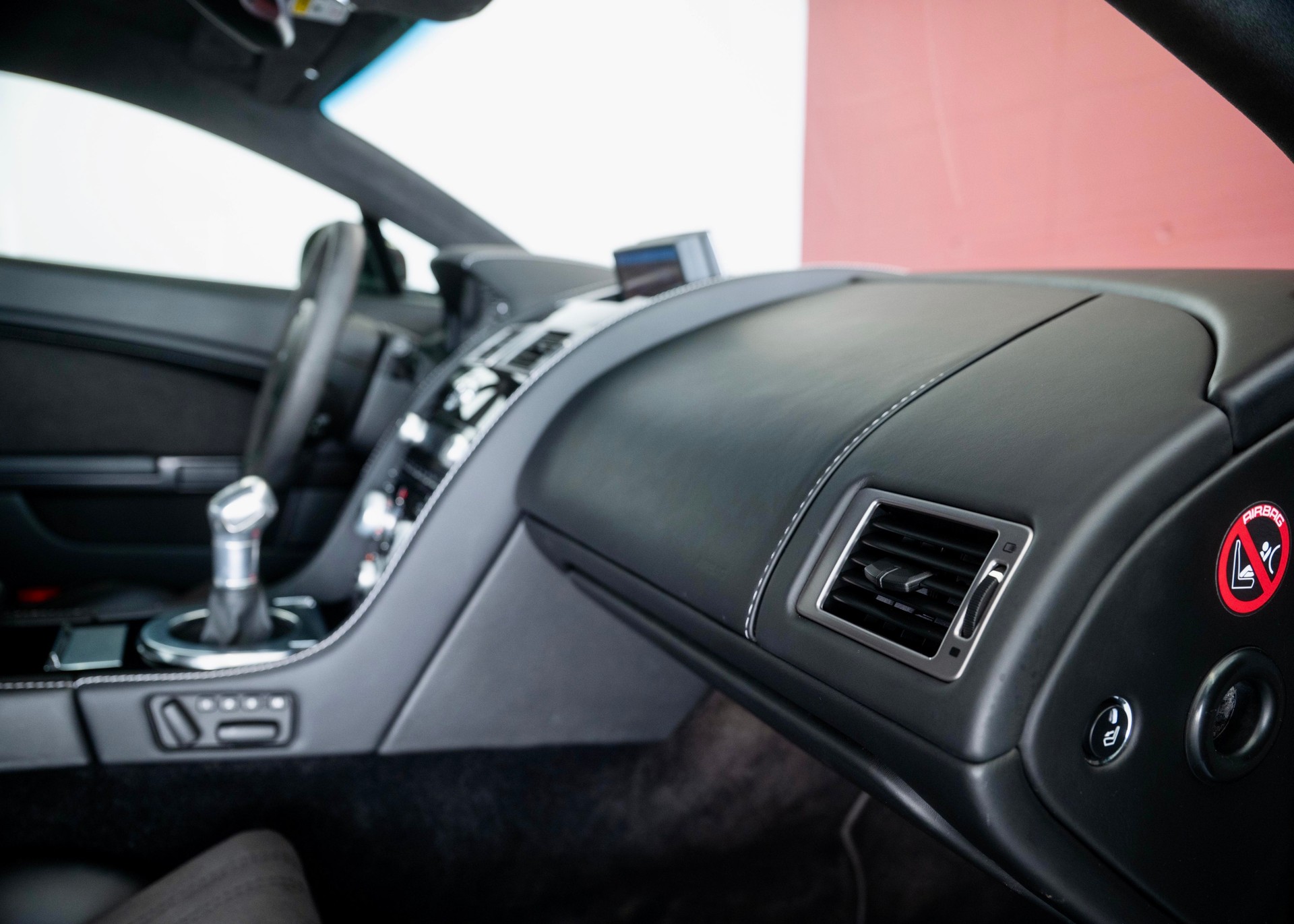 ASTON MARTIN V12 Vantage 5.9 Carbon Black Edition Manual (Swiss car, 1 of 230, Mint condition, full Aston Martin service history)-image-29