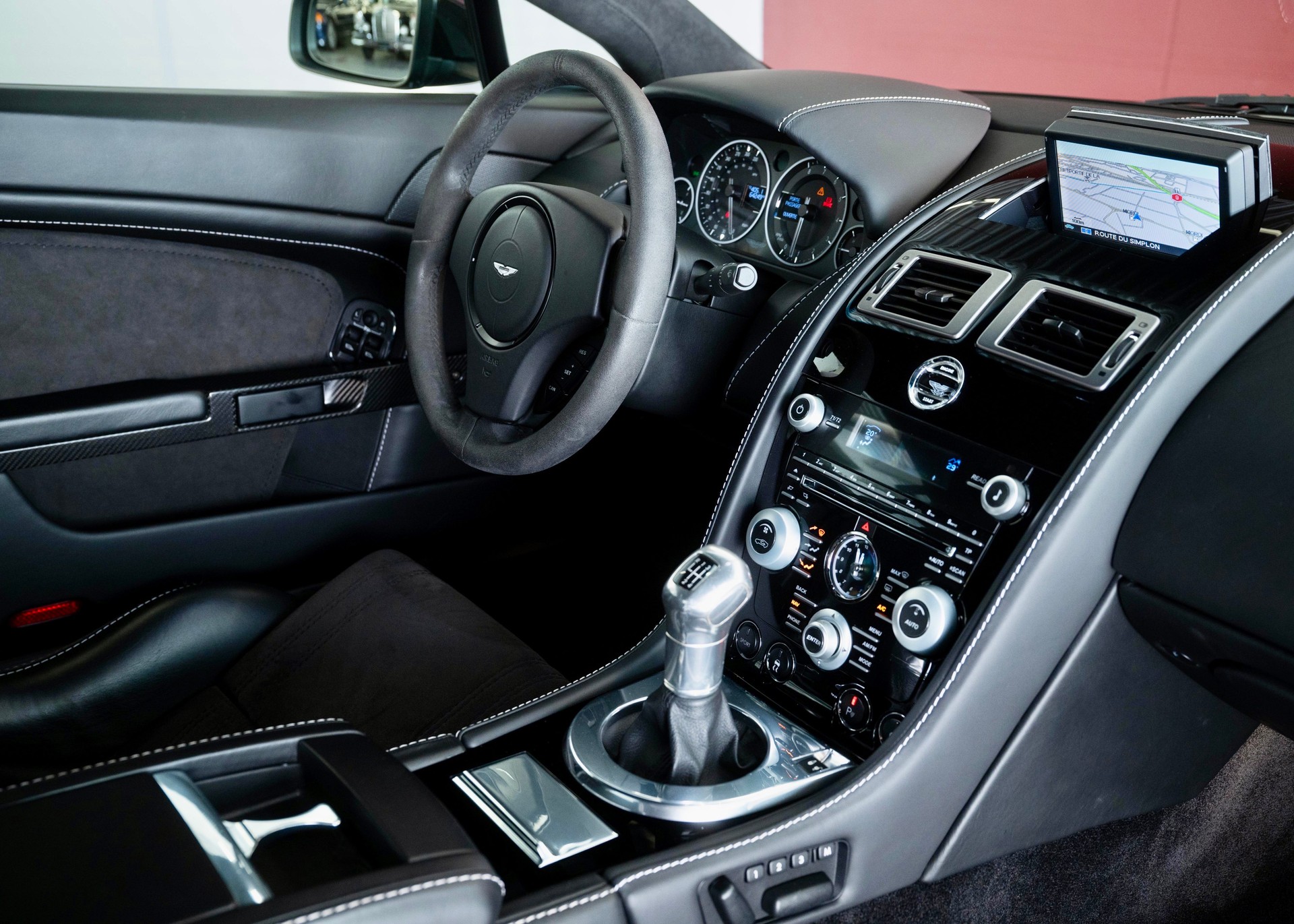 ASTON MARTIN V12 Vantage 5.9 Carbon Black Edition Manual (Swiss car, 1 of 230, Mint condition, full Aston Martin service history)-image-18