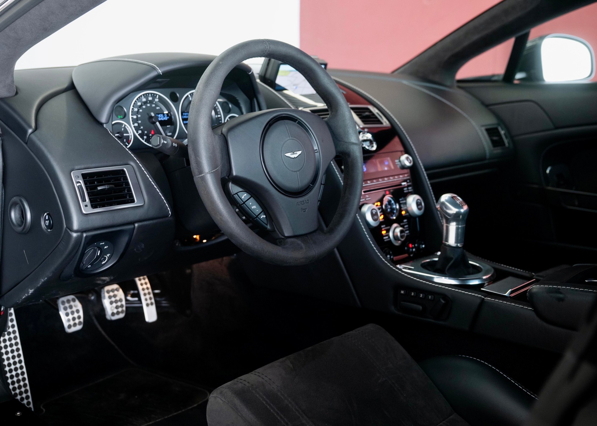 ASTON MARTIN V12 Vantage 5.9 Carbon Black Edition Manual (Swiss car, 1 of 230, Mint condition, full Aston Martin service history)-image-17