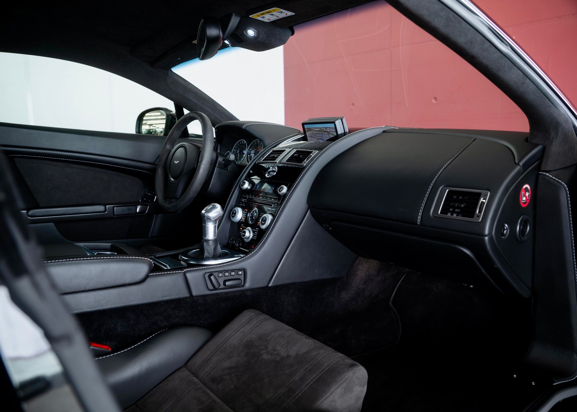 ASTON MARTIN V12 Vantage 5.9 Carbon Black Edition Manual (Swiss car, 1 of 230, Mint condition, full Aston Martin service history)-image-19