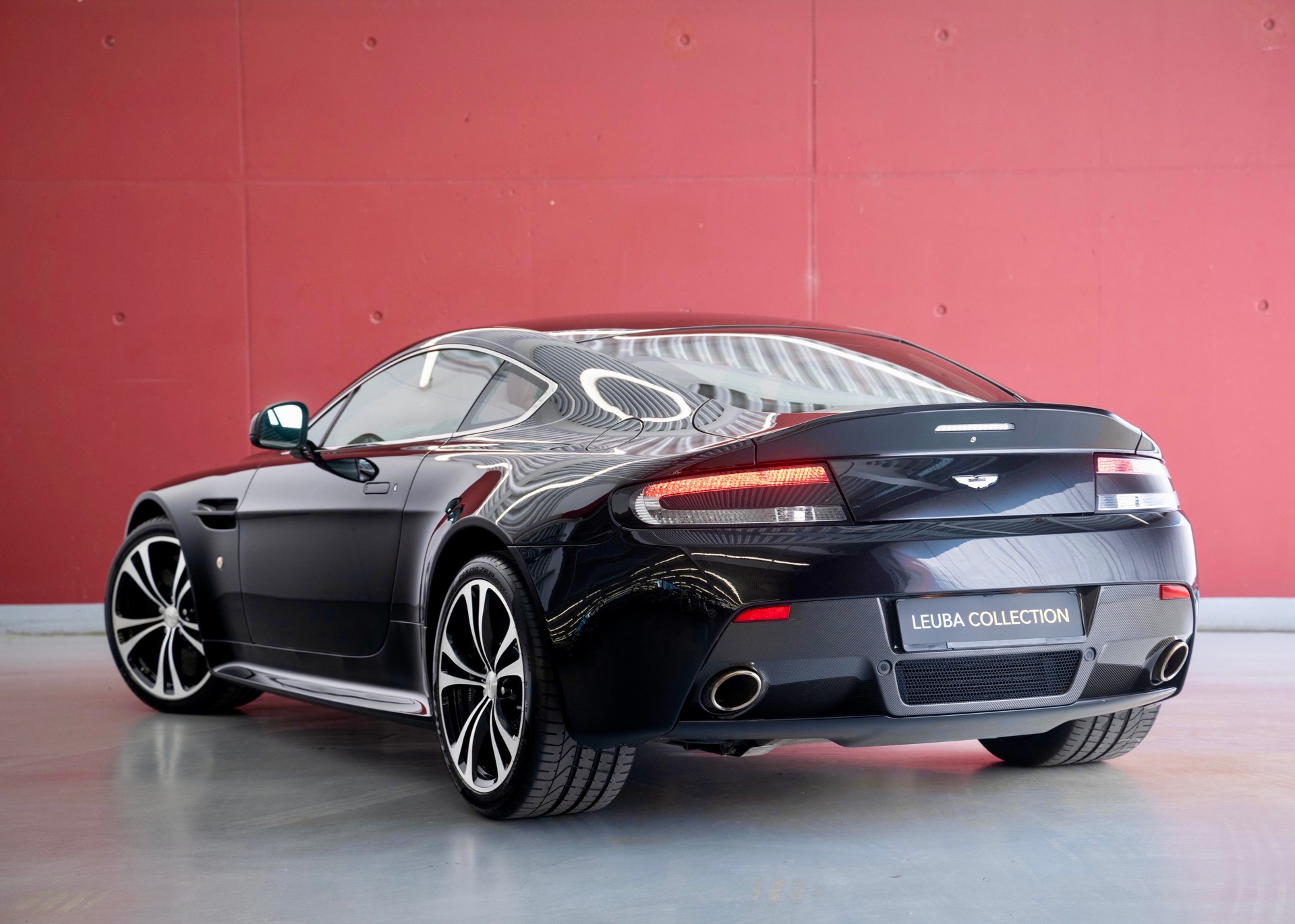 ASTON MARTIN V12 Vantage 5.9 Carbon Black Edition Manual (Swiss car, 1 of 230, Mint condition, full Aston Martin service history)-showroom-element-1