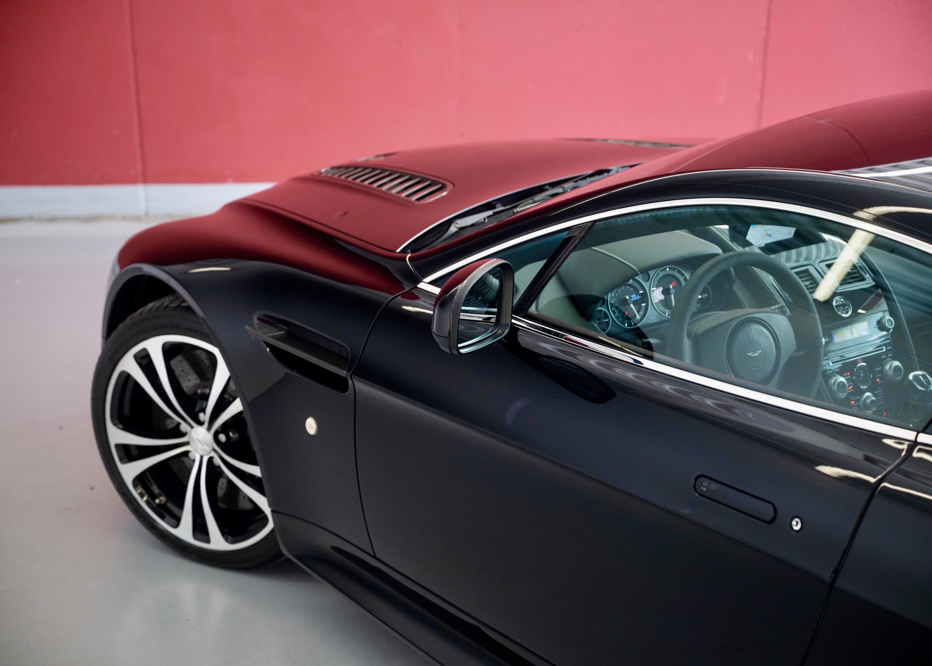 ASTON MARTIN V12 Vantage 5.9 Carbon Black Edition Manual (Swiss car, 1 of 230, Mint condition, full Aston Martin service history)-image-10