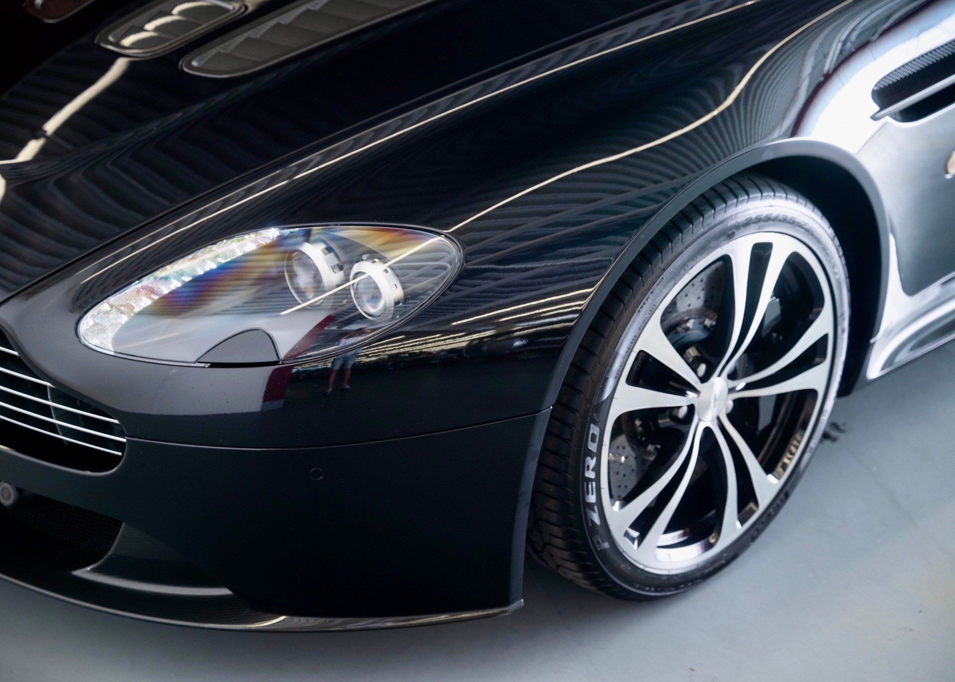 ASTON MARTIN V12 Vantage 5.9 Carbon Black Edition Manual (Swiss car, 1 of 230, Mint condition, full Aston Martin service history)-image-12