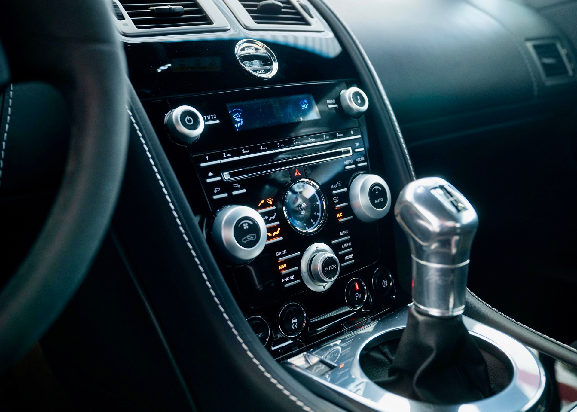 ASTON MARTIN V12 Vantage 5.9 Carbon Black Edition Manual (Swiss car, 1 of 230, Mint condition, full Aston Martin service history)-image-28