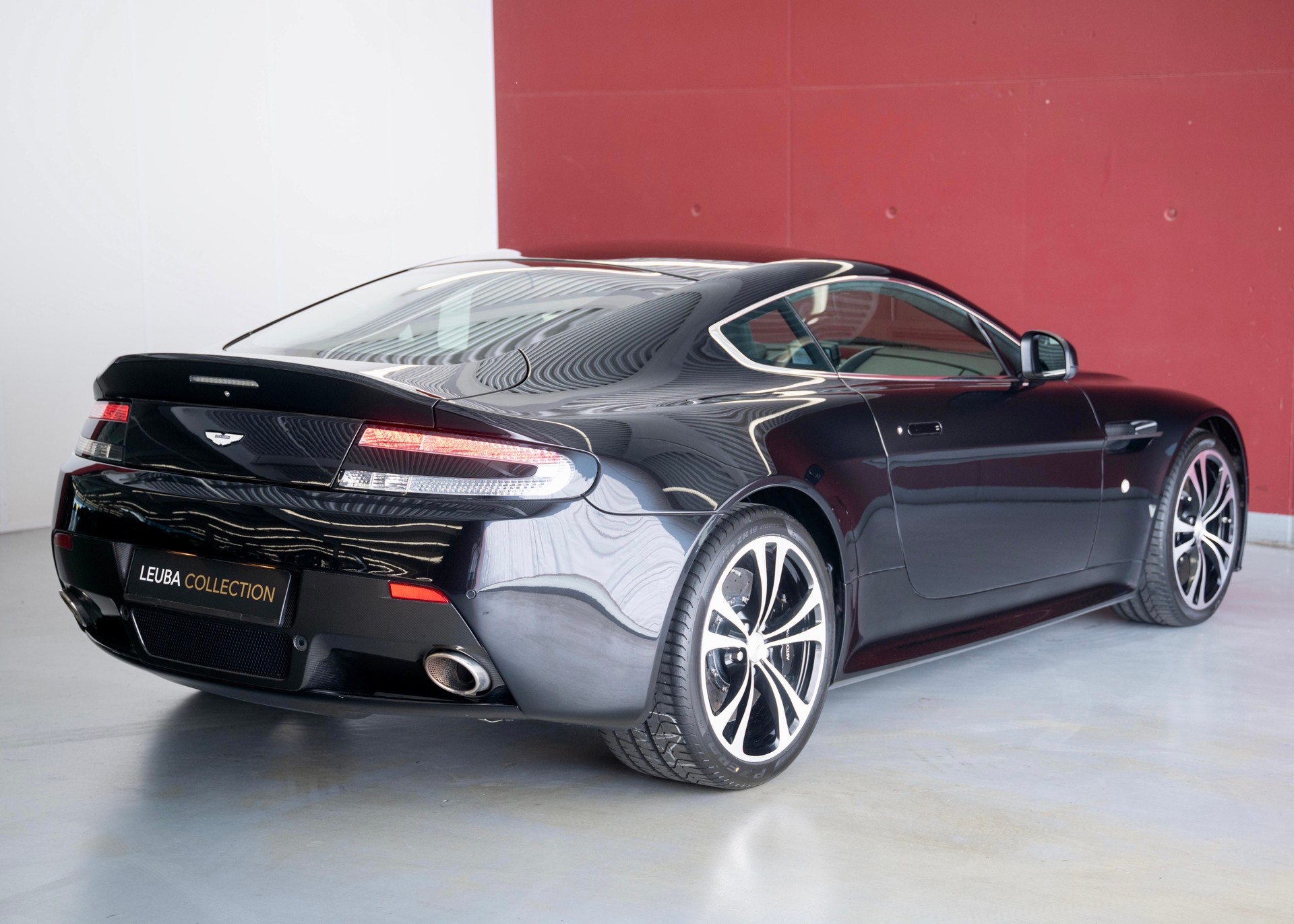 ASTON MARTIN V12 Vantage 5.9 Carbon Black Edition Manual (Swiss car, 1 of 230, Mint condition, full Aston Martin service history)-image-5