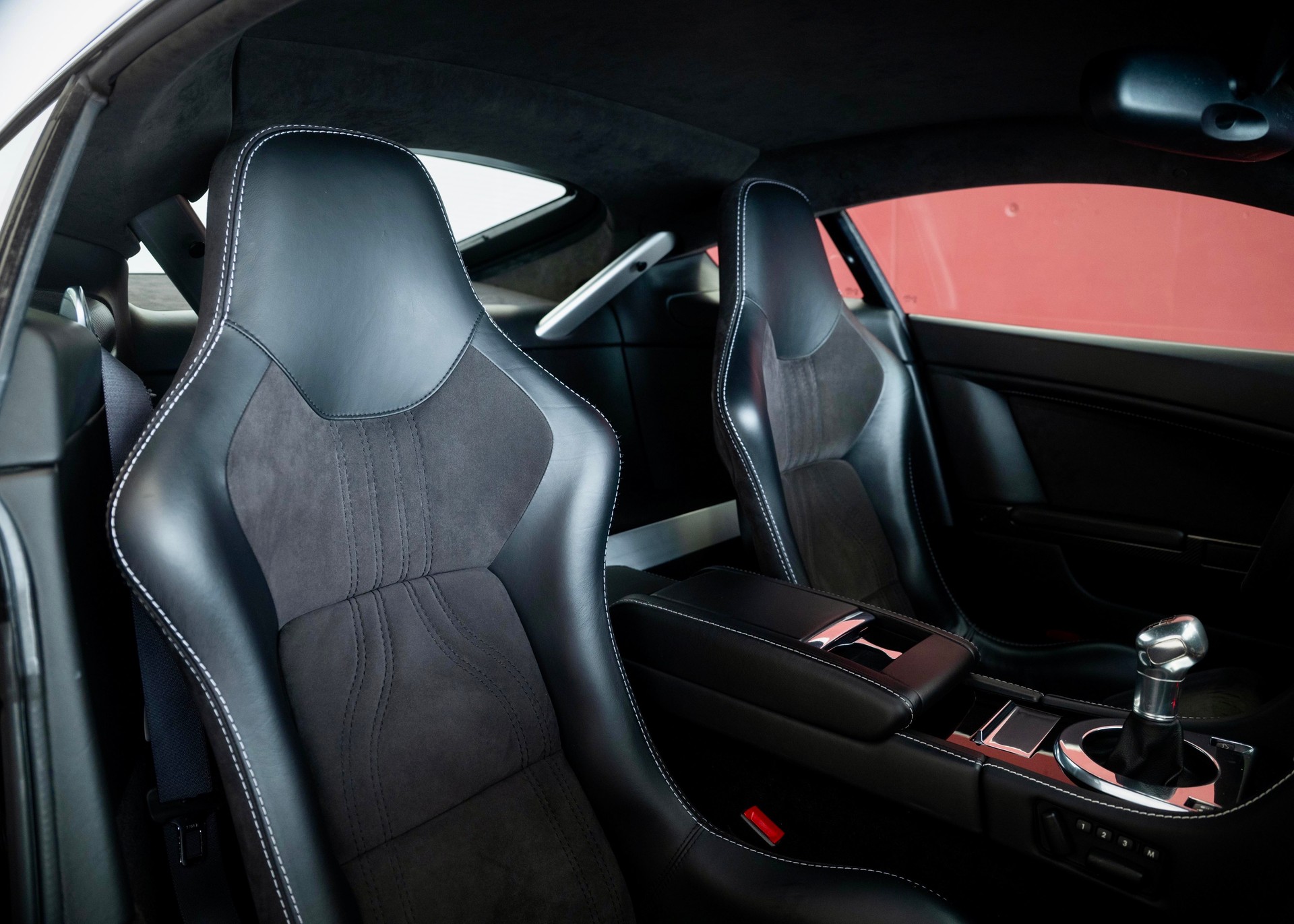 ASTON MARTIN V12 Vantage 5.9 Carbon Black Edition Manual (Swiss car, 1 of 230, Mint condition, full Aston Martin service history)-image-24