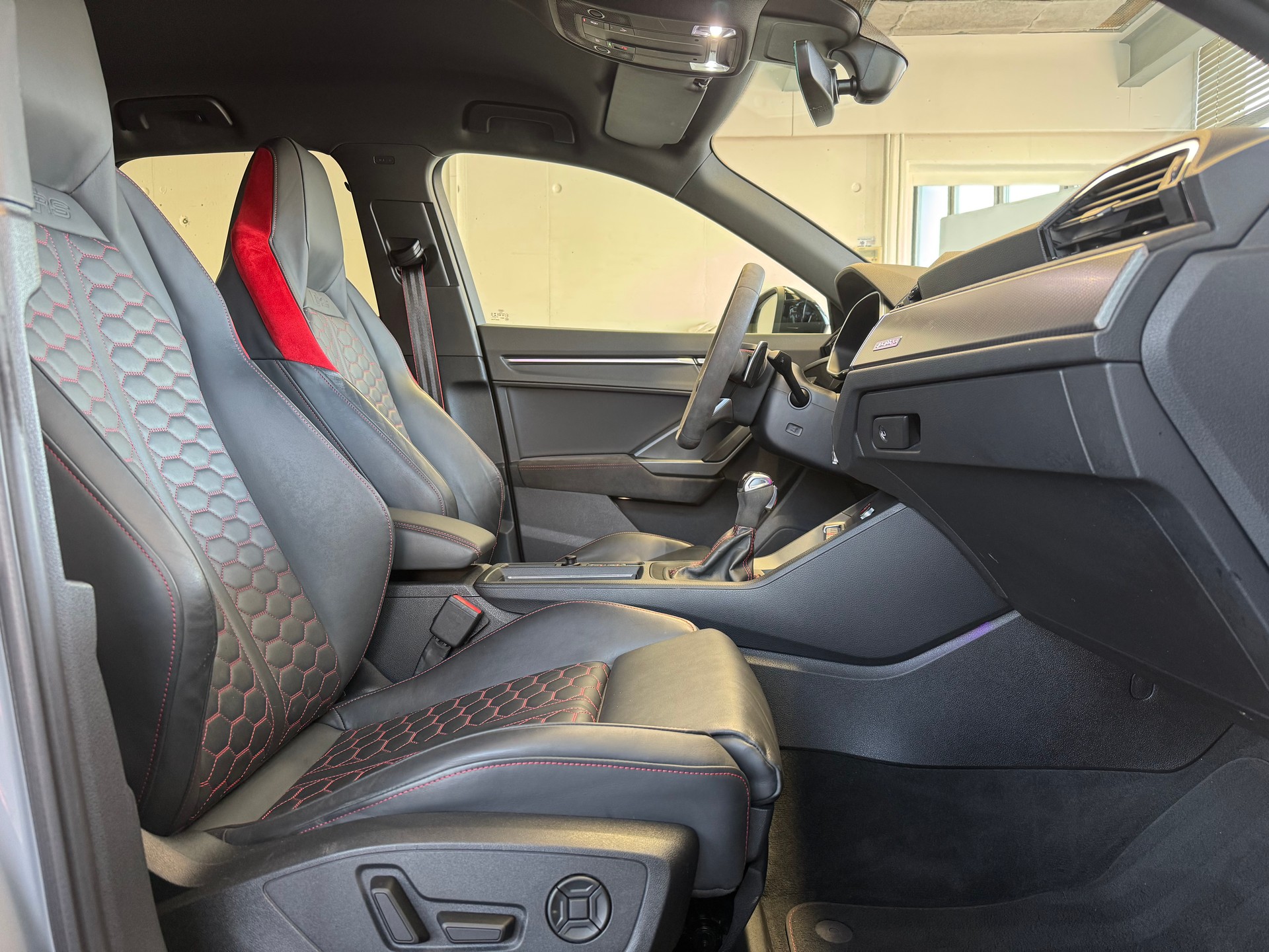 AUDI RS Q3 2.5 TFSI quattro S tronic-image-11