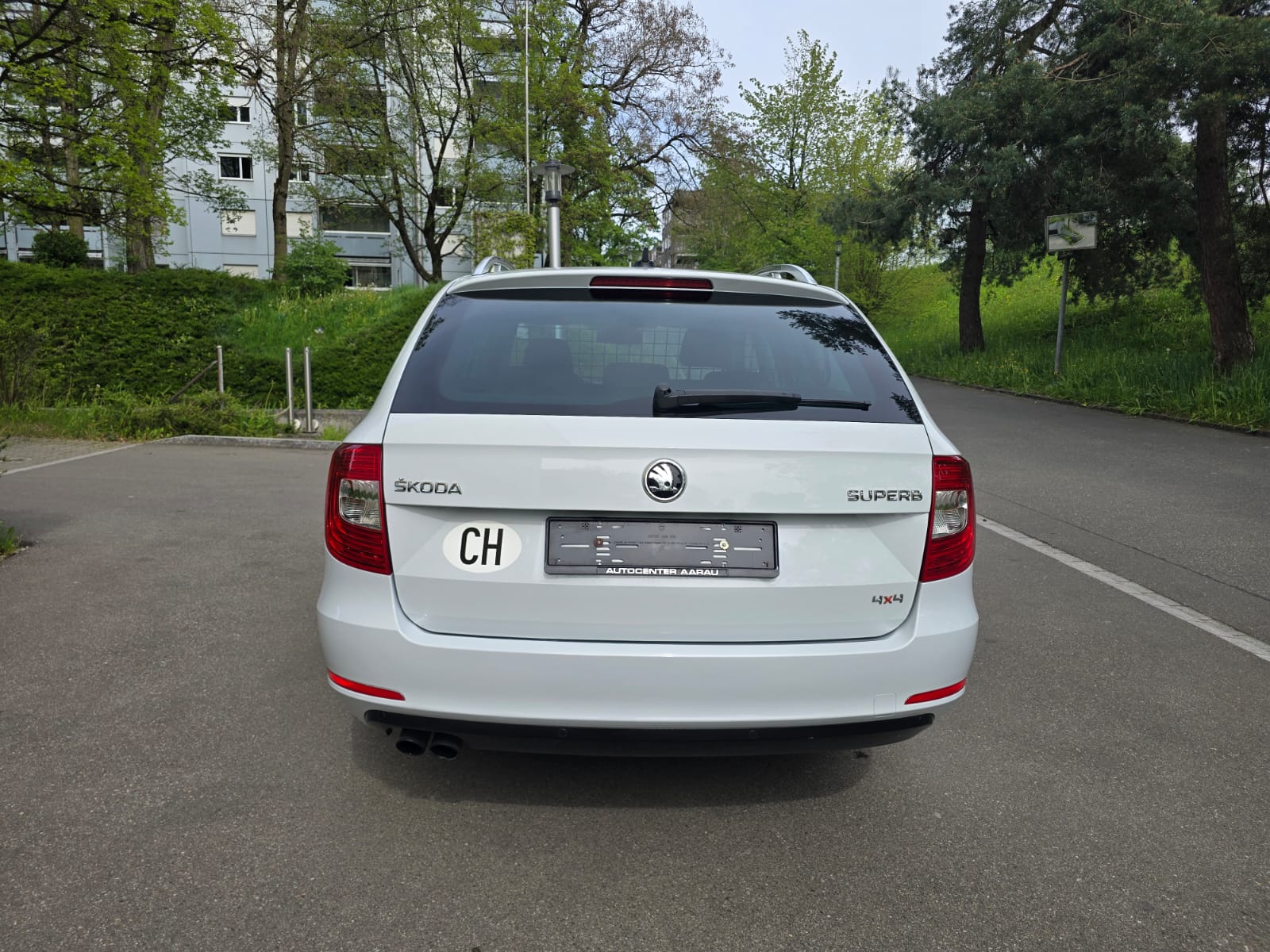 SKODA Superb Combi 2.0 TDi Laurin & Klement 4x4 DSG-image-4