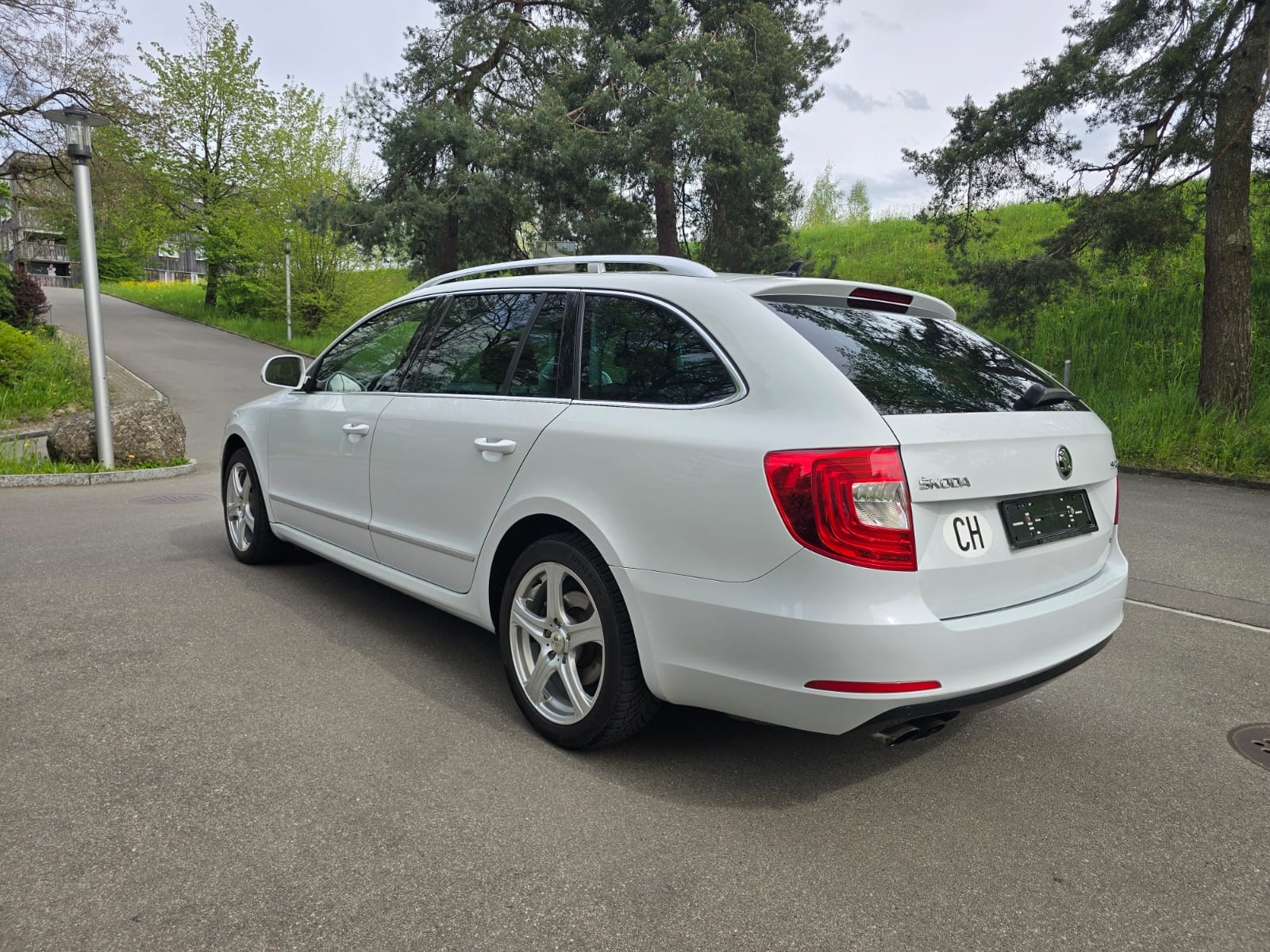 SKODA Superb Combi 2.0 TDi Laurin & Klement 4x4 DSG-image-2