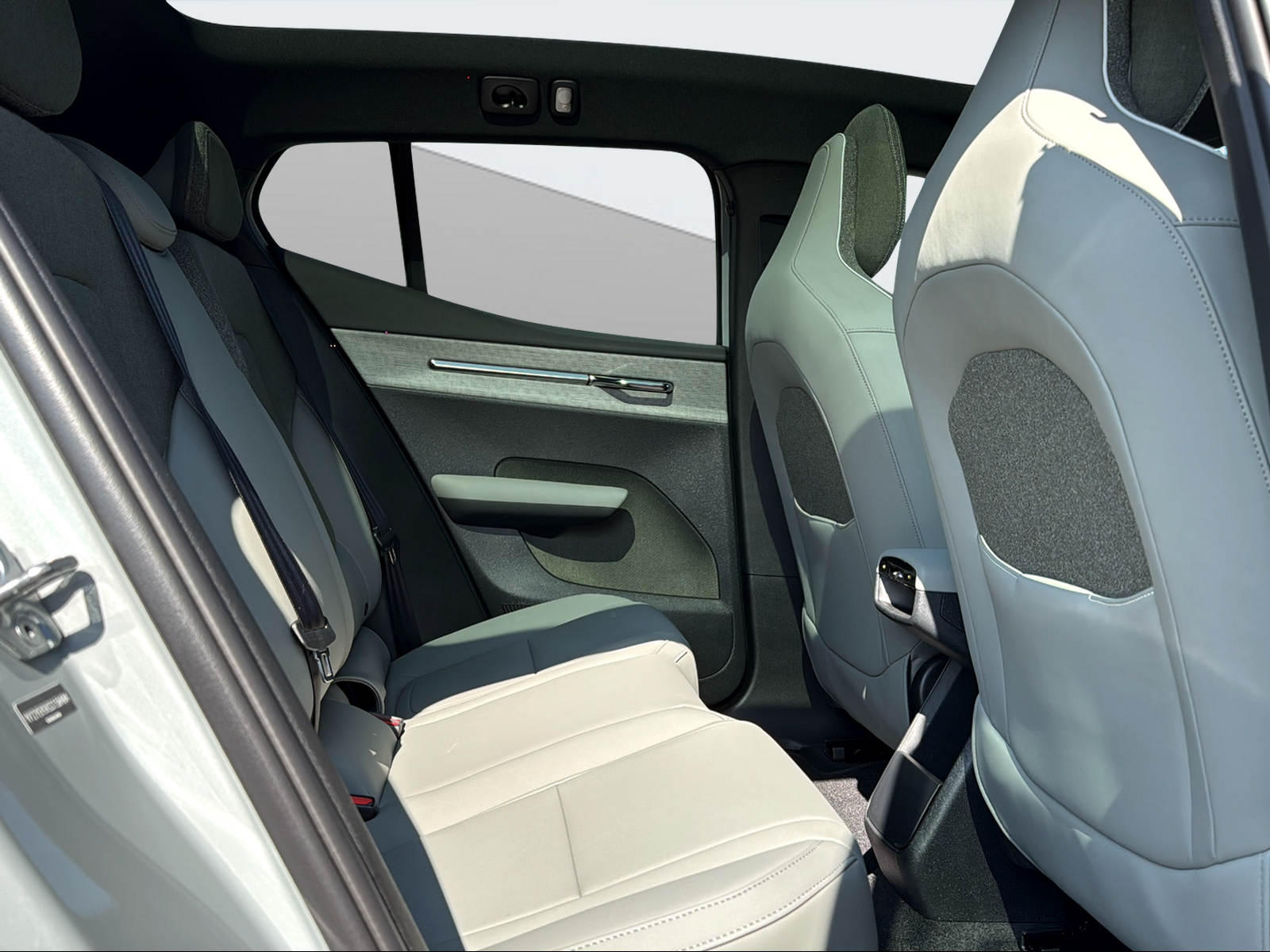 VOLVO EX 30 CC E60 Twin Ultra Performance AWD-image-10