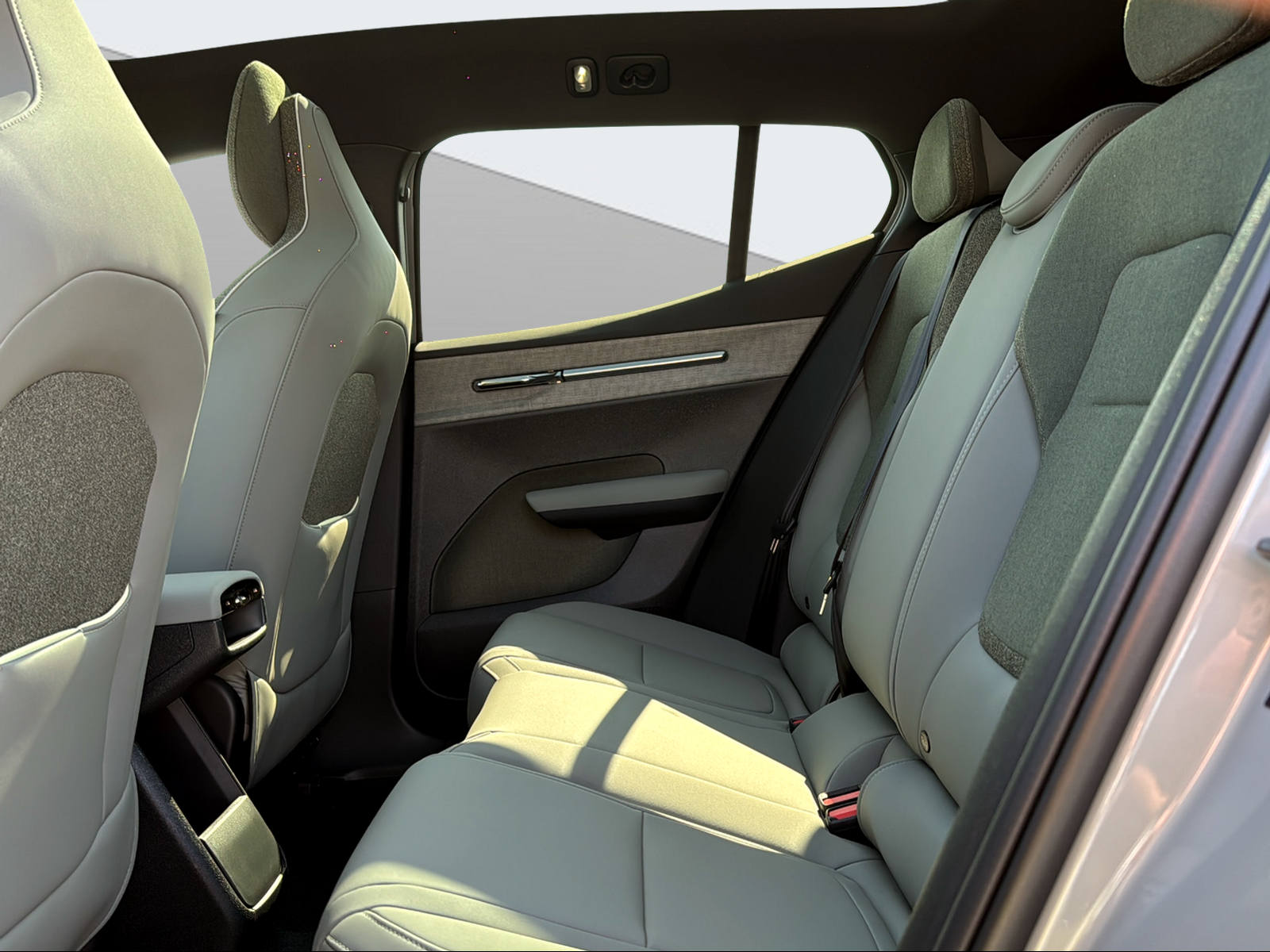 VOLVO EX 30 CC E60 Twin Ultra Performance AWD-image-13