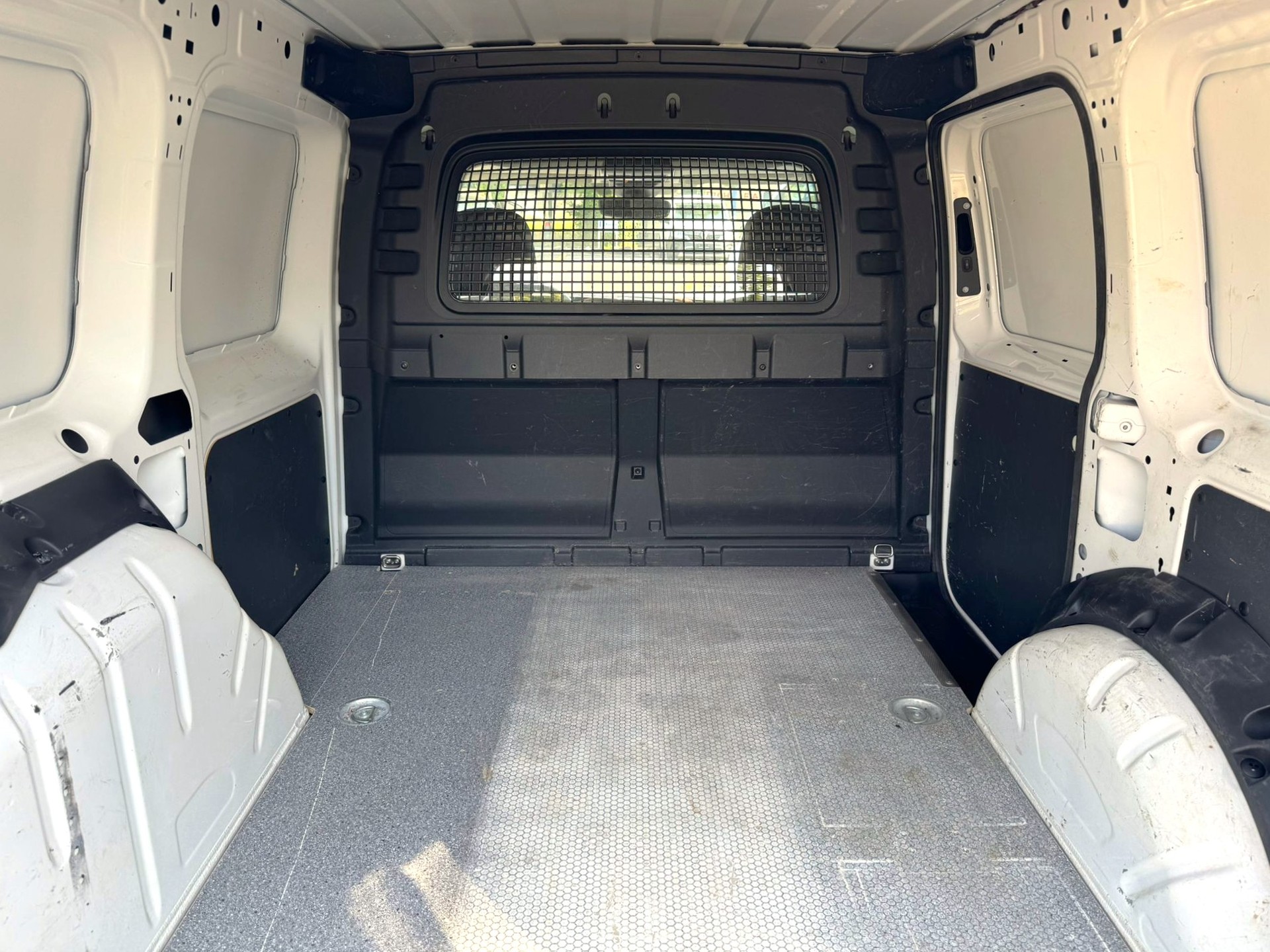 VW Caddy 2.0TDI BlueMotion Technology-image-14