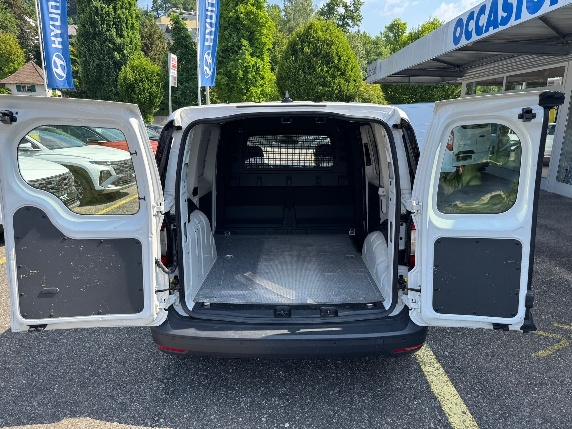 VW Caddy 2.0TDI BlueMotion Technology-image-13